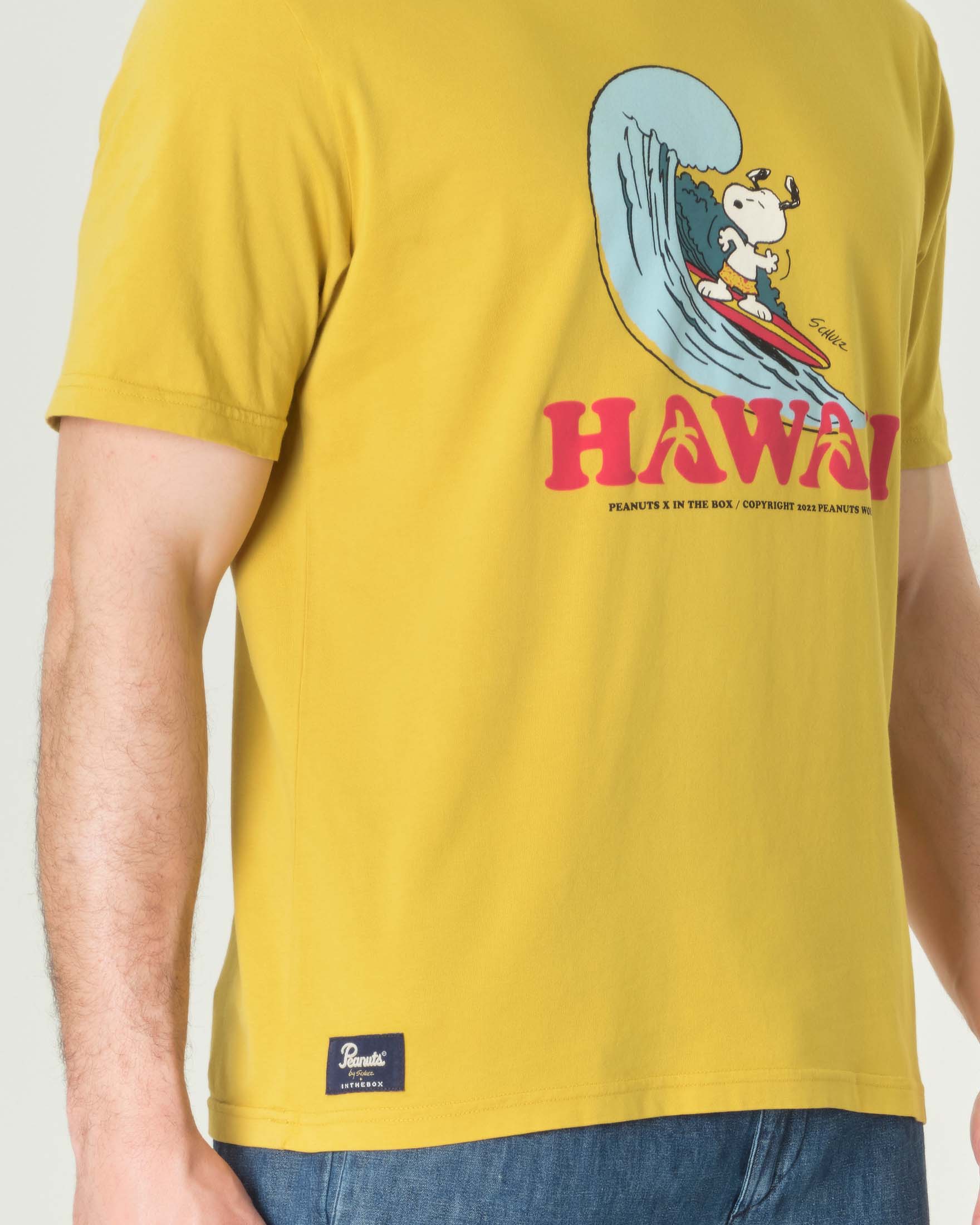 T-shirt giallo senape mezza manica con stampa Snoopy alle Hawaii image