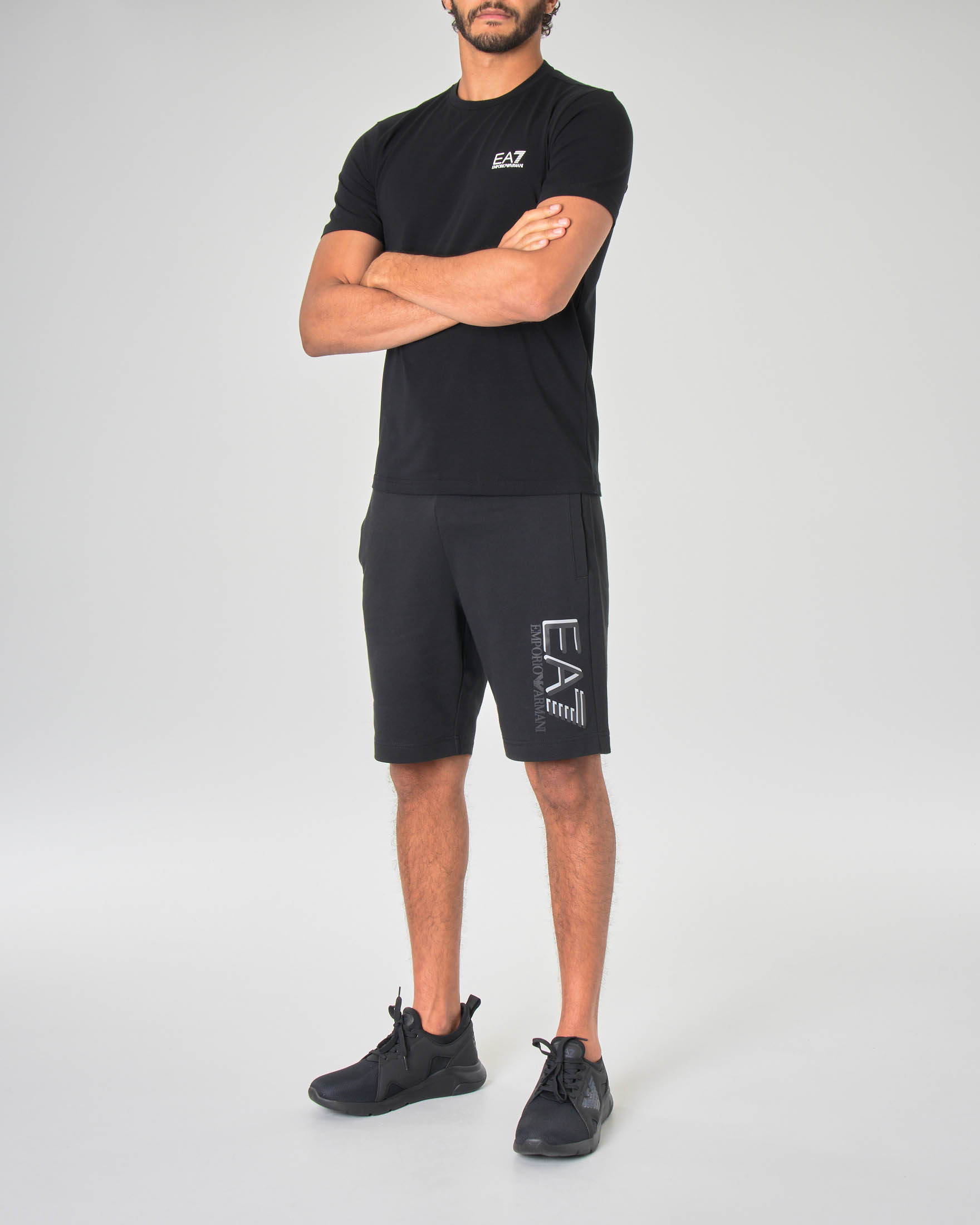 T-shirt EA7 nera mezza manica in jersey di cotone stretch image
