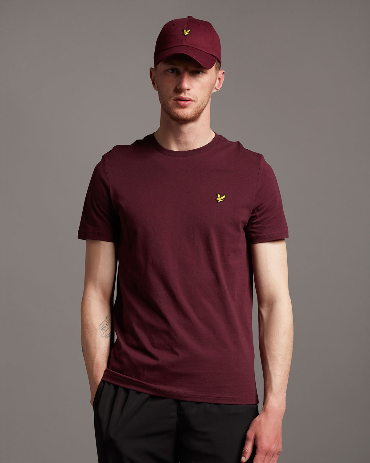 T-shirt Lyle & Scott mezza manica bordeaux in cotone con logo aquila gialla ricamata sul petto