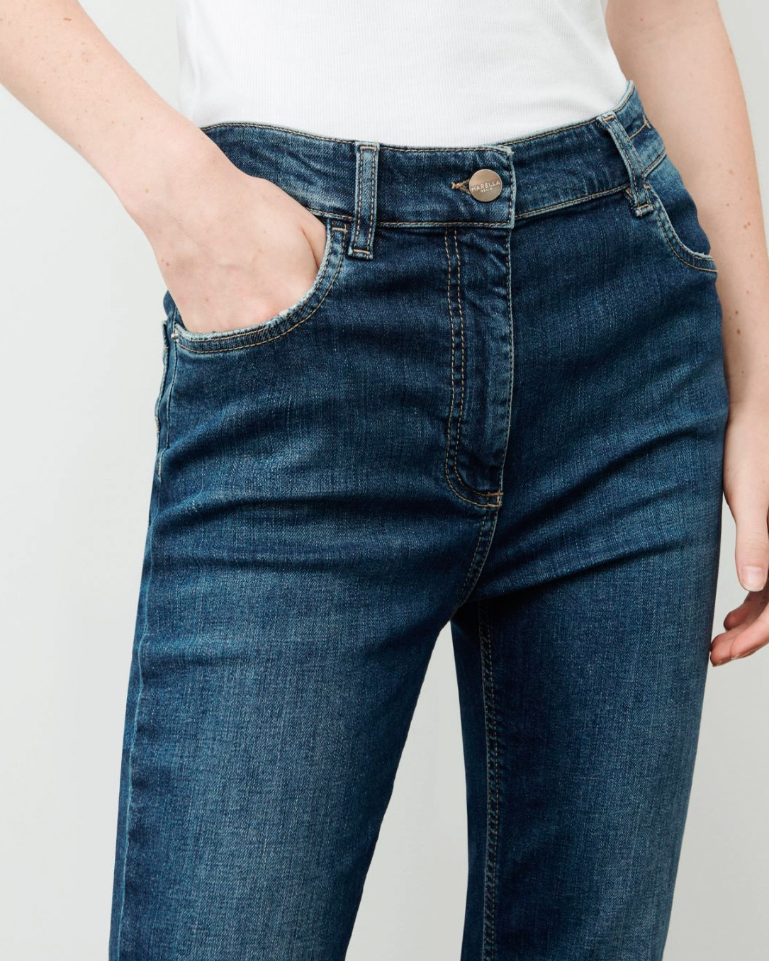 Jeans cropped a trombetta blu stone washed in cotone stretch con orli  sfrangiati