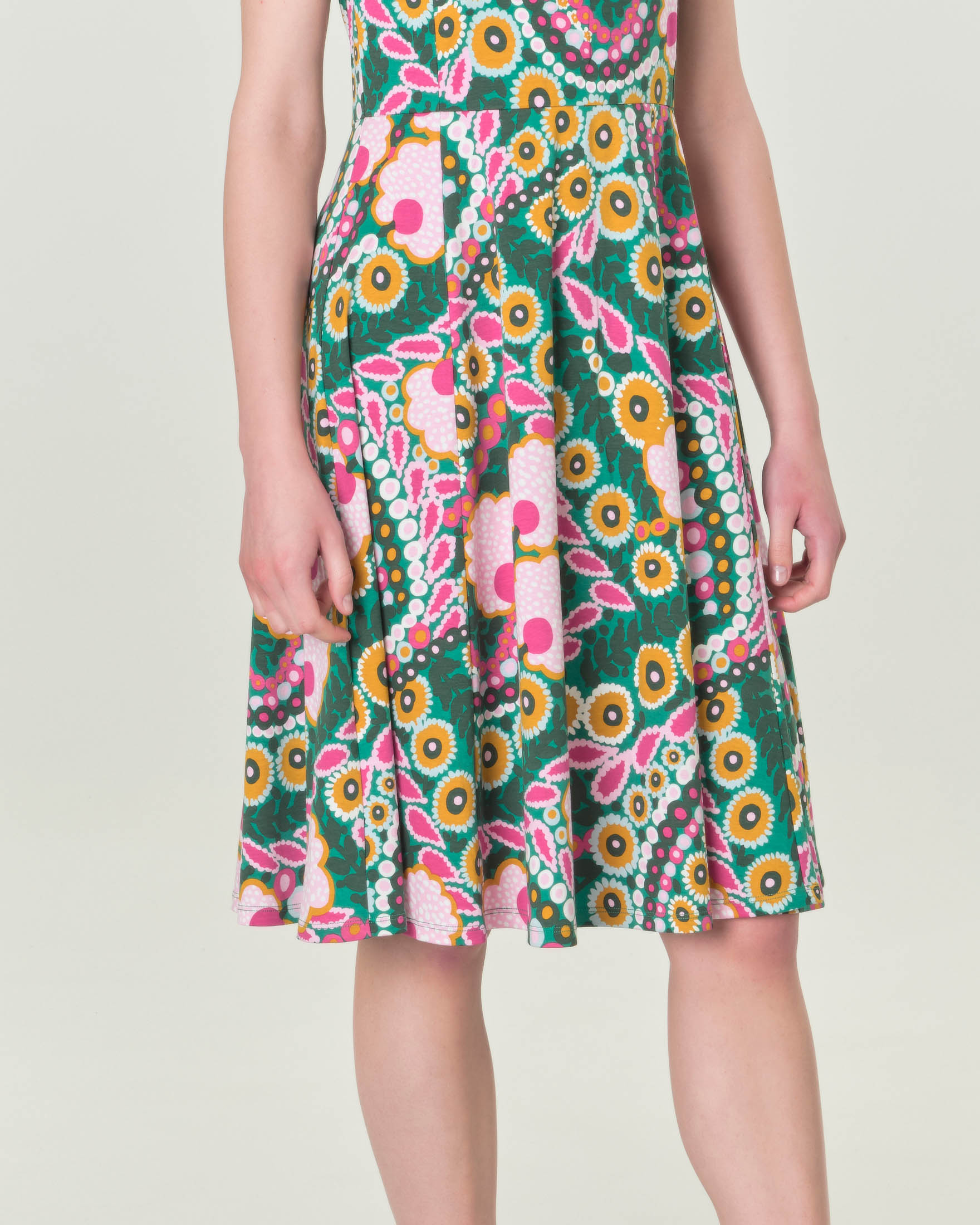 Abito corto verde e rosa in jersey a fantasia floreale con maniche ad aletta e gonna svasata image