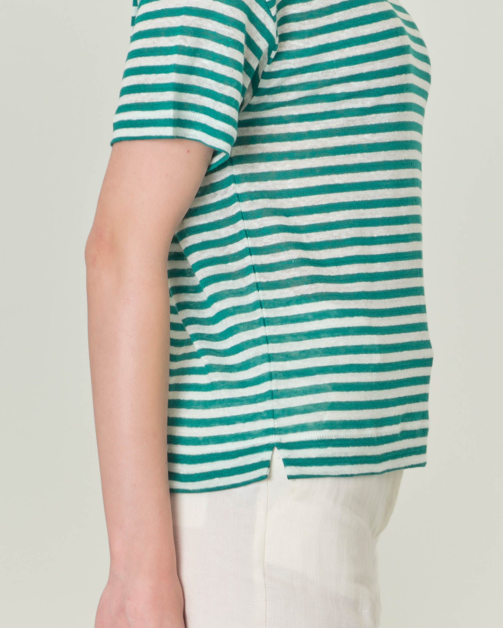 T-shirt bianca a righe verdi in puro lino dalla linea oversize con scollo tondo image