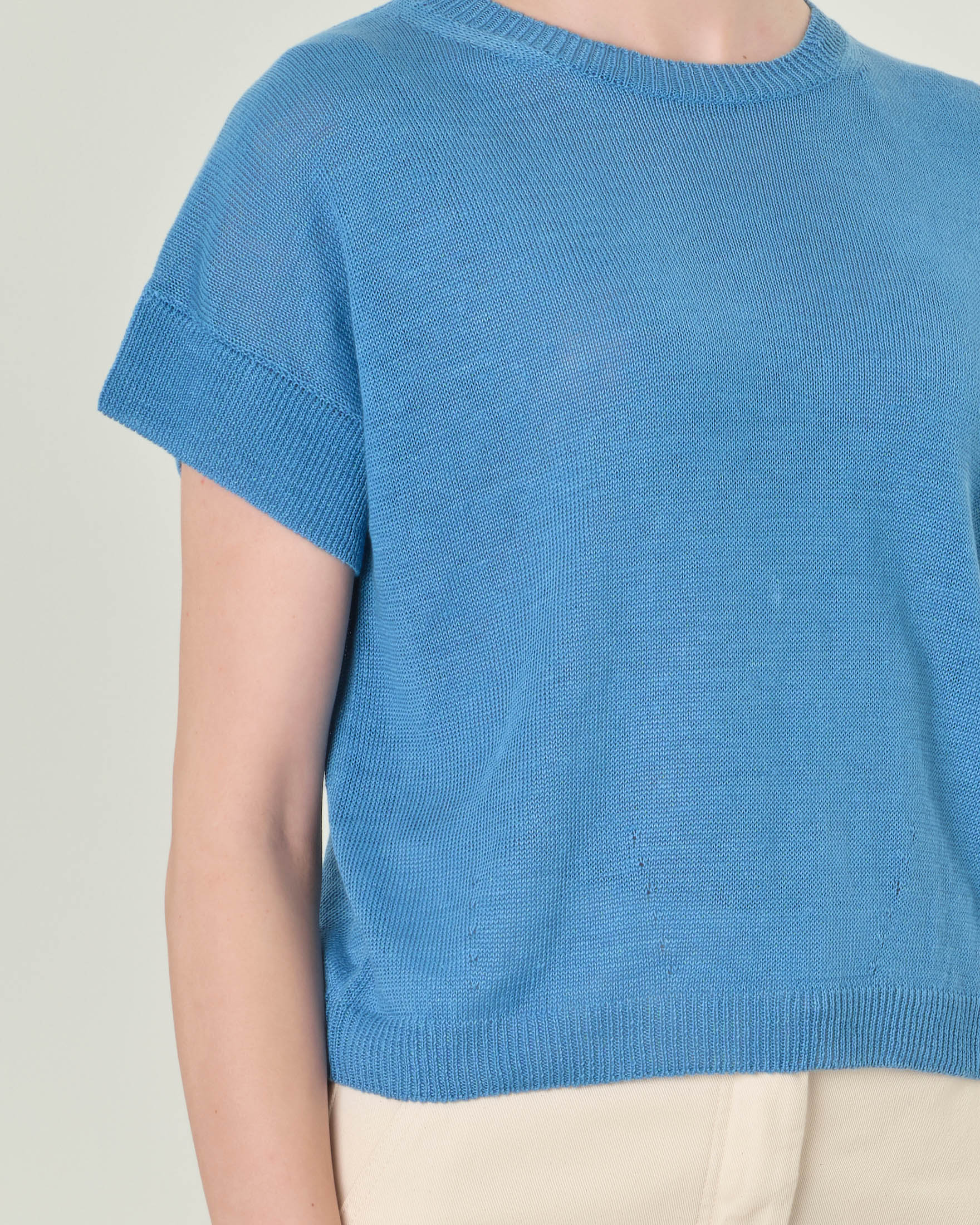 Maglia color avio in puro lino dalla linea ampia con scollo tondo e maniche corte ad aletta image