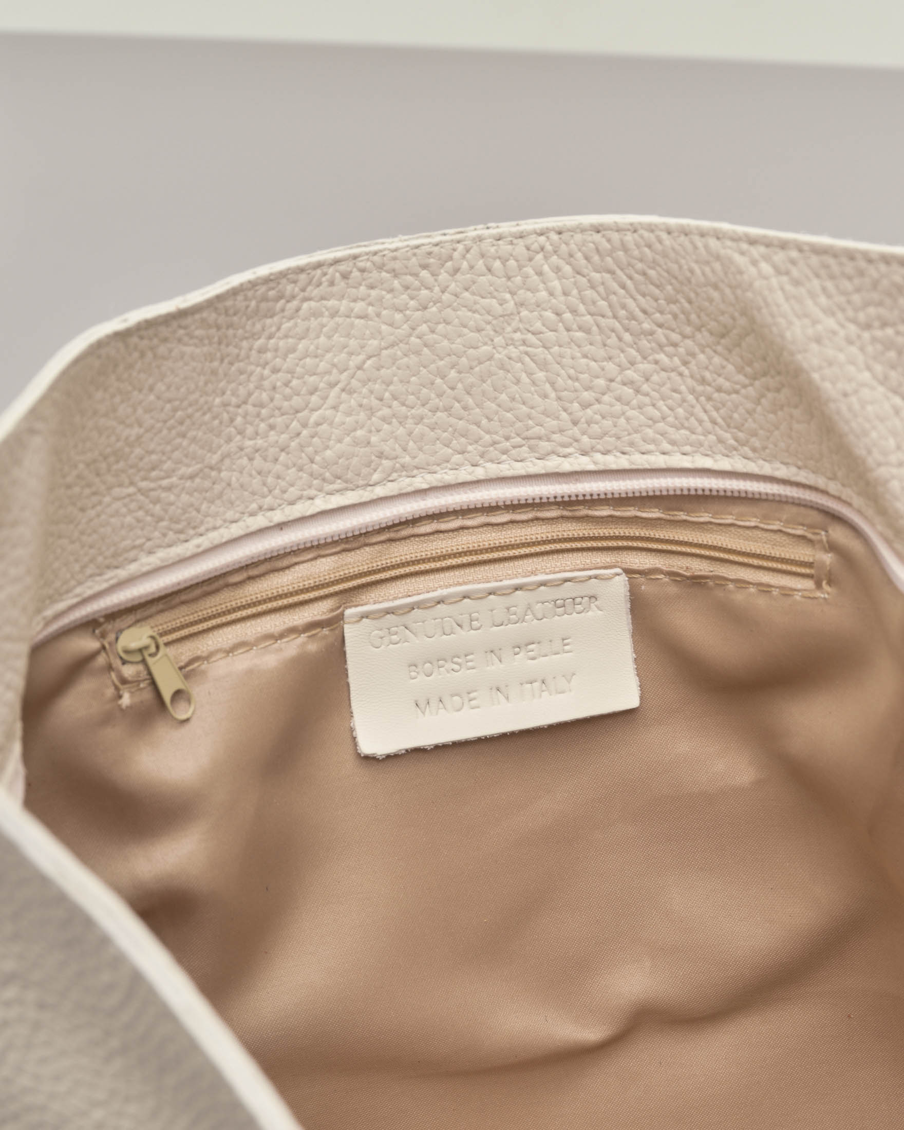 Borsa a spalla color gesso in pelle martellata con chiusura a scatto image