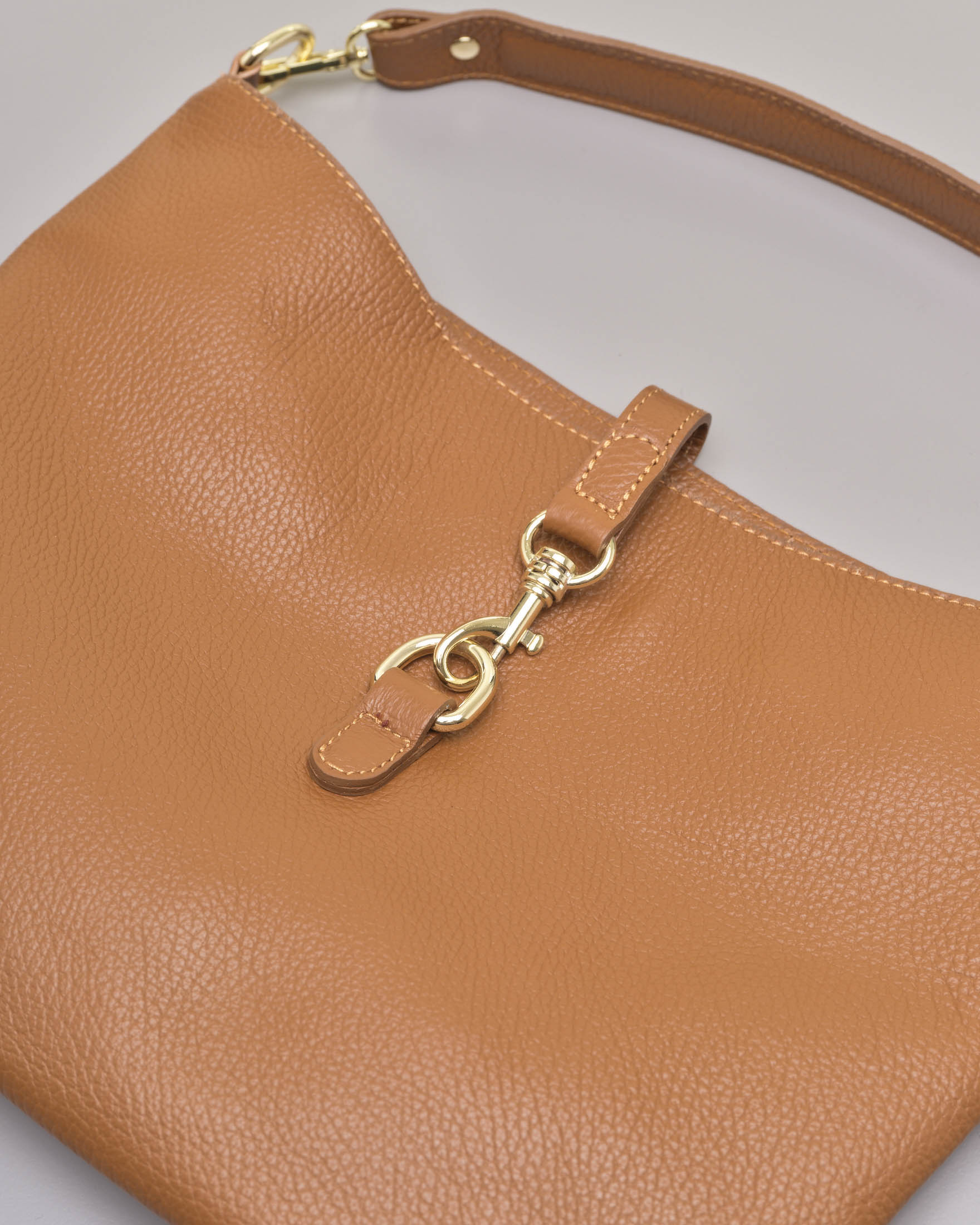 Borsa a spalla in pelle martellata color cuoio con chiusura a scatto image