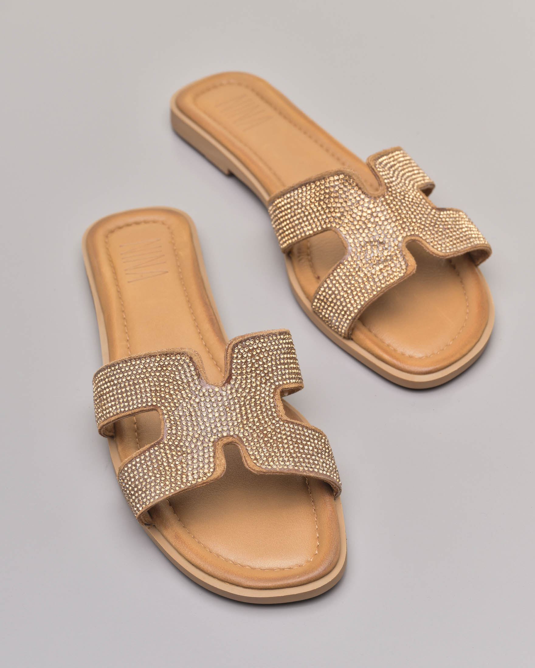 Ciabattina color oro in pelle con cut out laterali sulla fascetta rivestita in strass color oro image