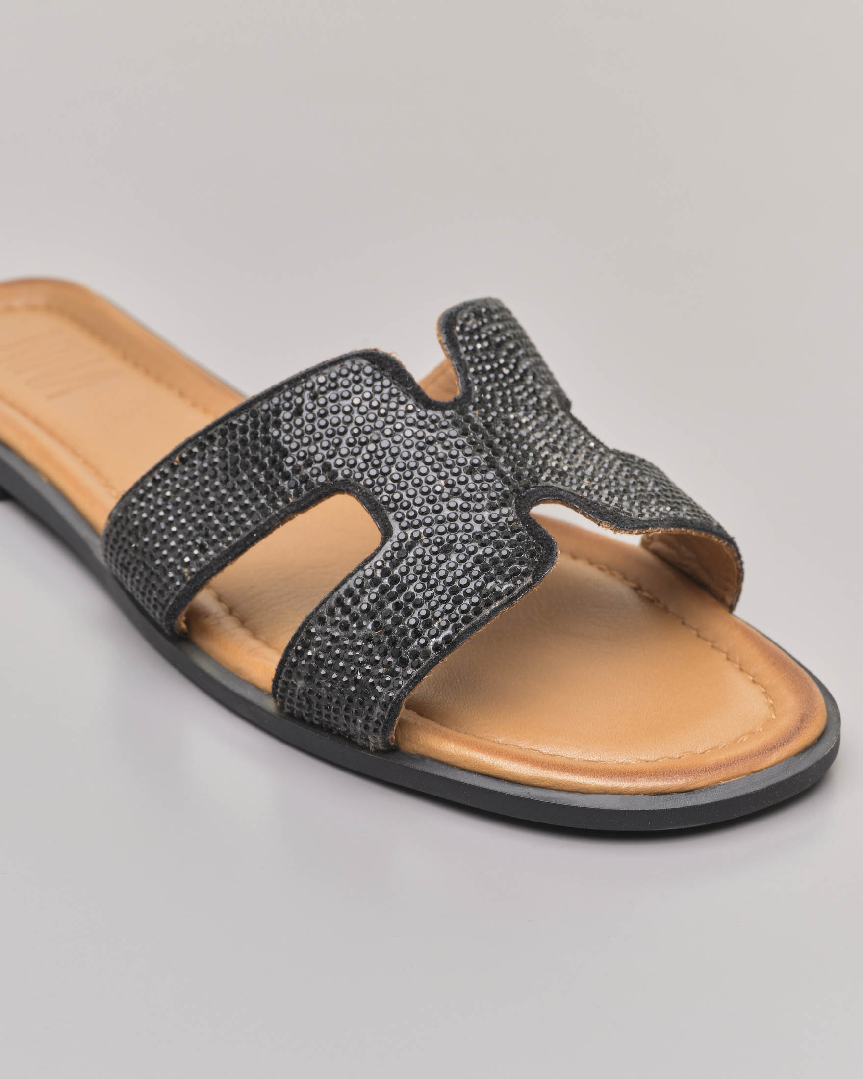 Ciabattina nera in pelle con cut out laterali sulla fascetta rivestita in strass neri image
