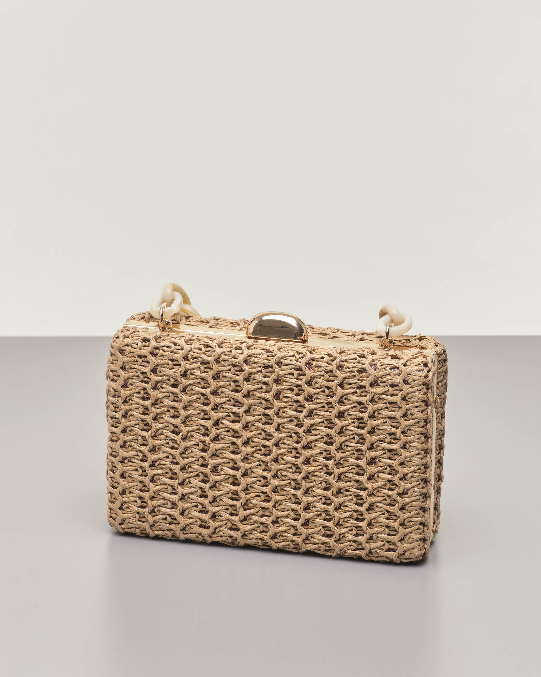 Clutch rigida in raffia color caramello con catena corta in resina beige removibile