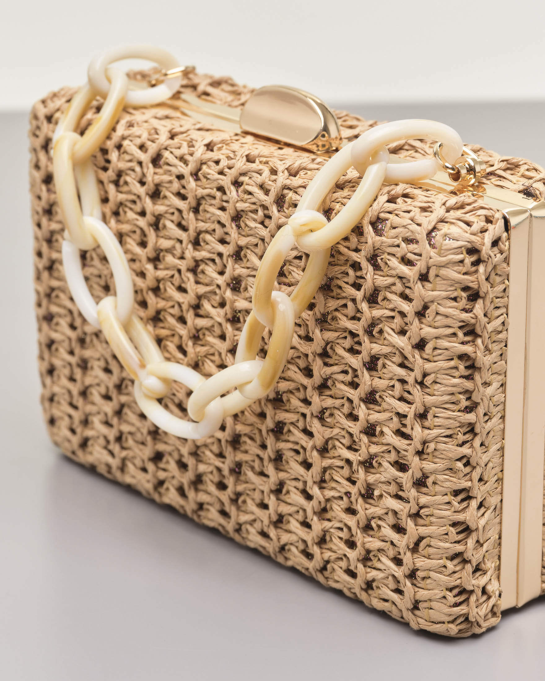 Clutch rigida in raffia color caramello con catena corta in resina beige removibile image