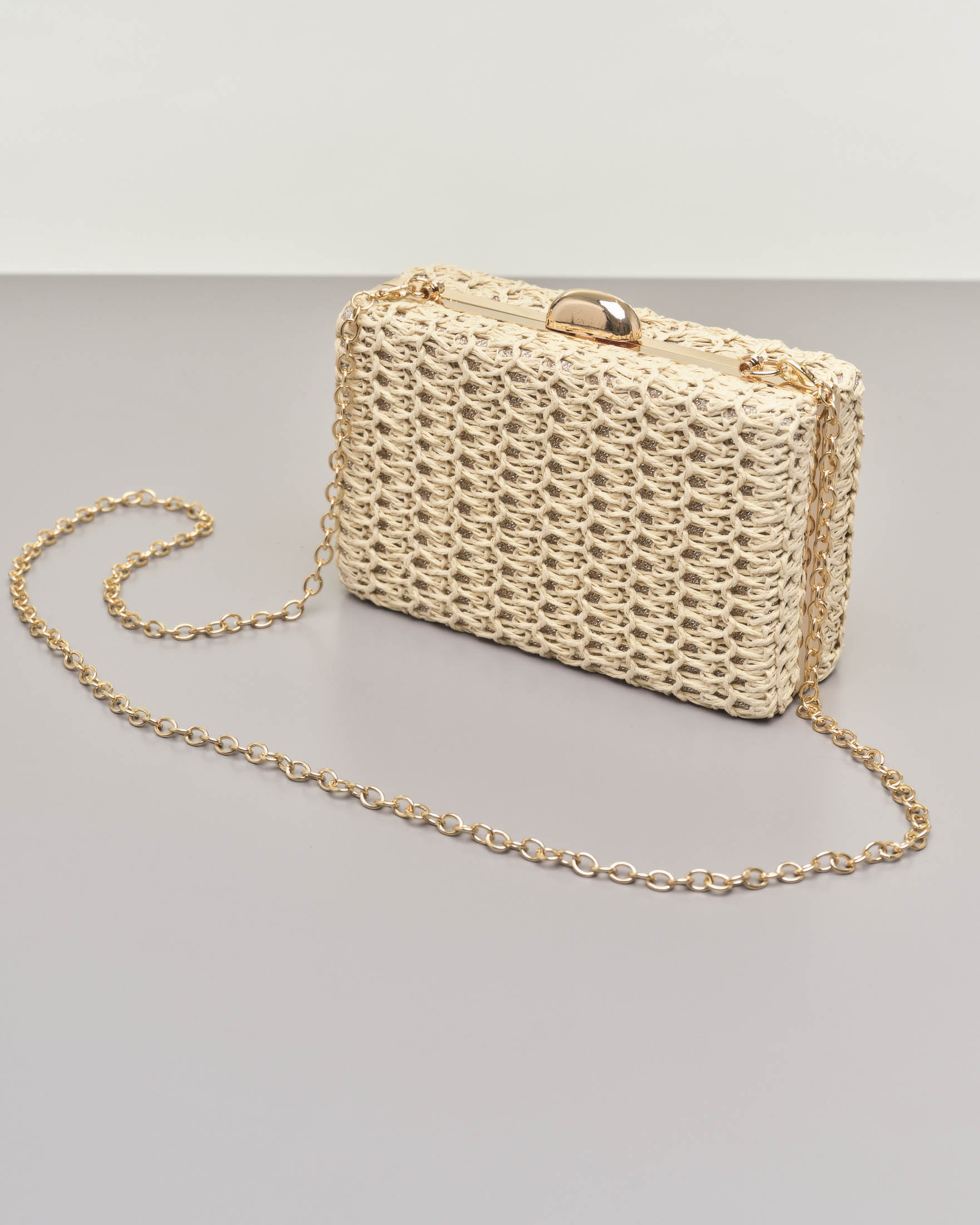 Clutch rigida in raffia color naturale con catena corta in resina beige removibile image