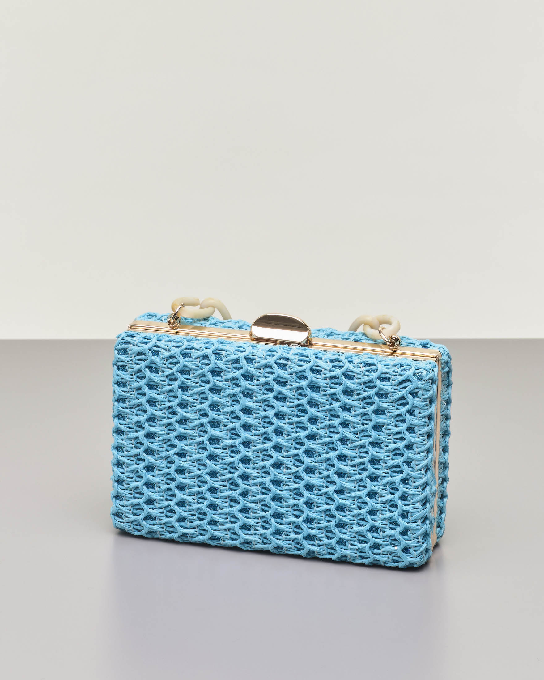 Clutch rigida in raffia turchese con catena corta in resina beige removibile