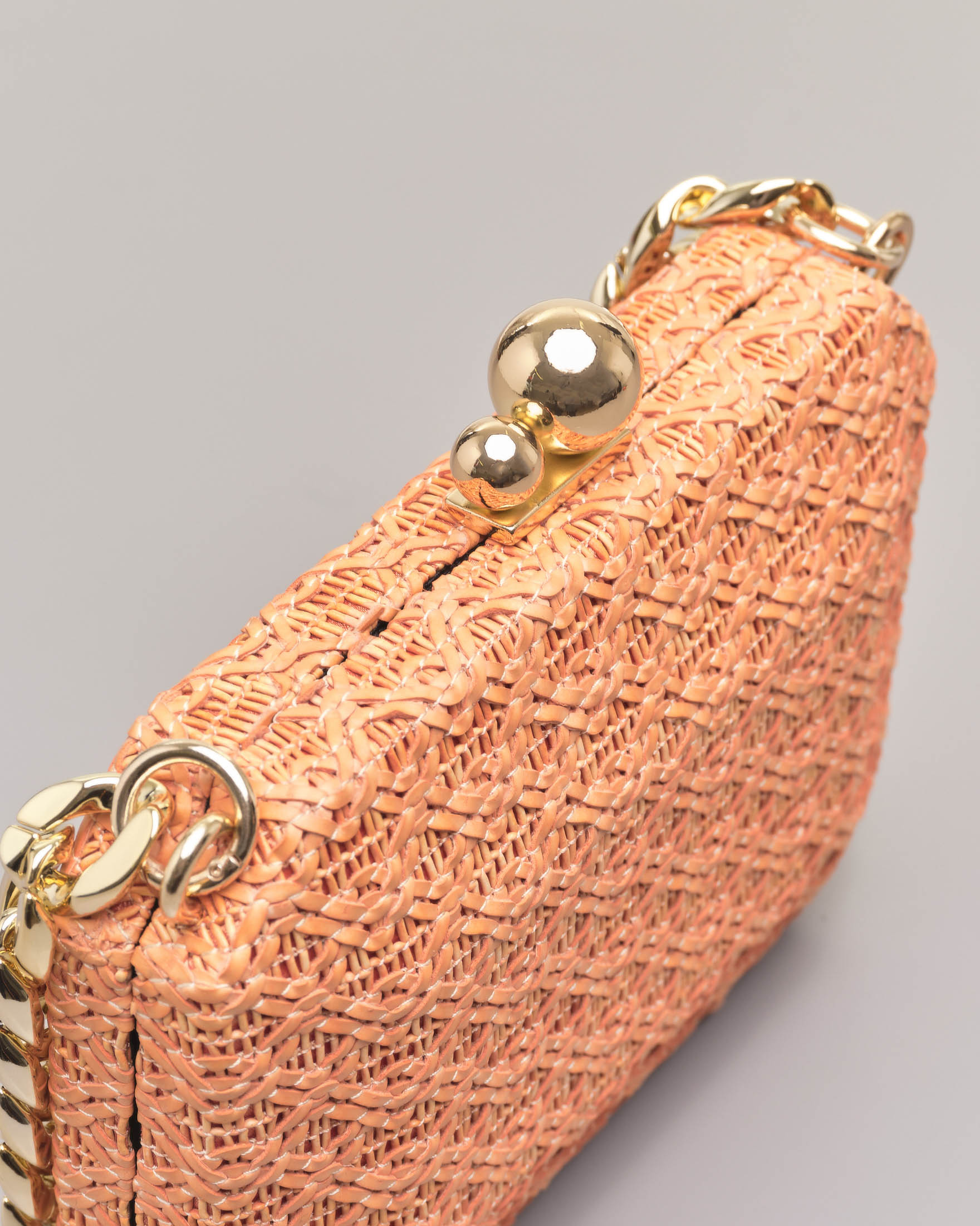Clutch rigida ottagonale in raffia arancione con chiusura a sfere dorate e e doppia tracolla a catena removibile image