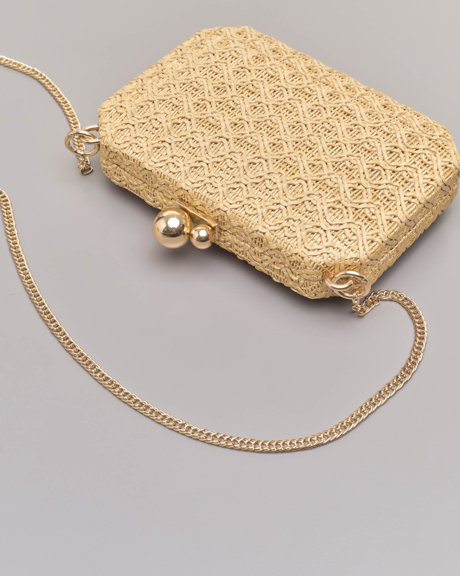 Clutch rigida ottagonale in raffia color naturale con chiusura a sfere dorate e e doppia tracolla a catena removibile image