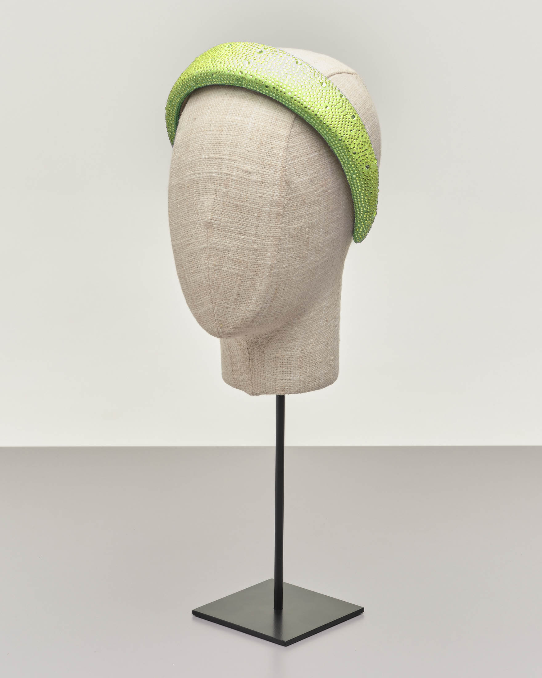 Maxi cerchietto verde in raso con strass tono su tono