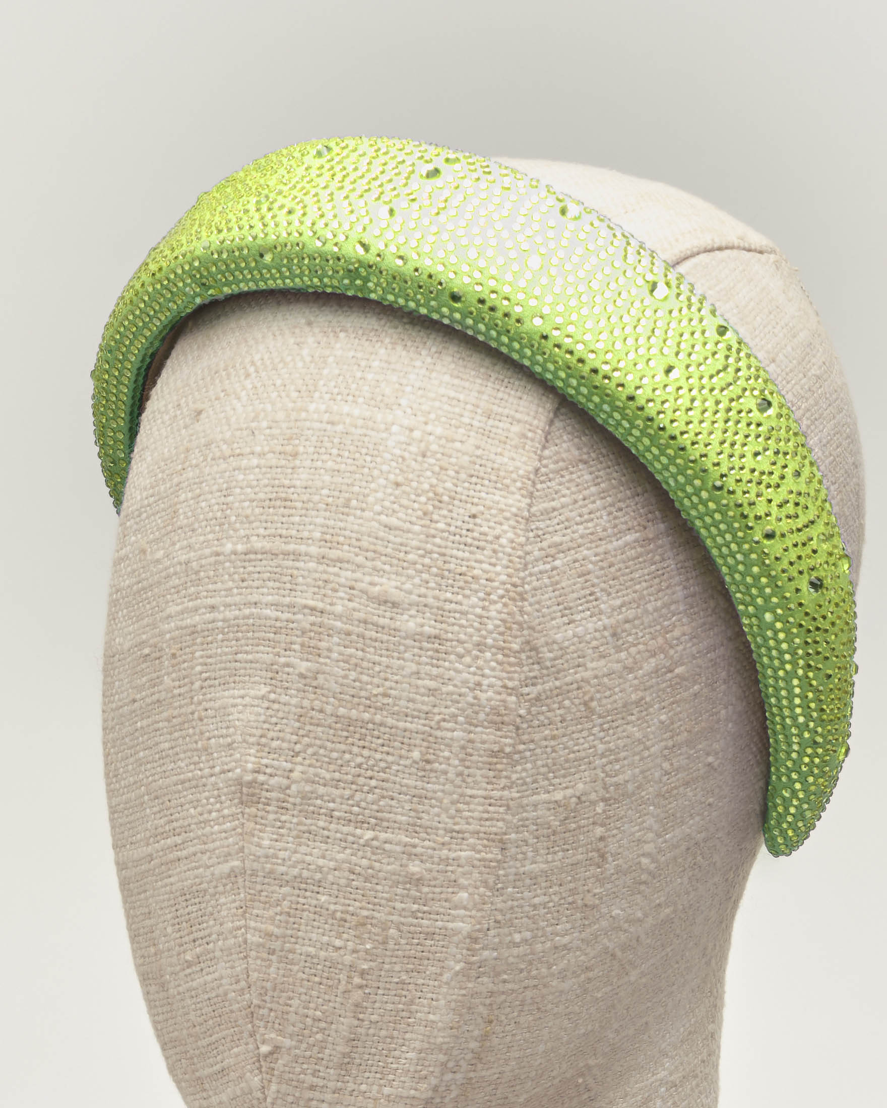 Maxi cerchietto verde in raso con strass tono su tono image