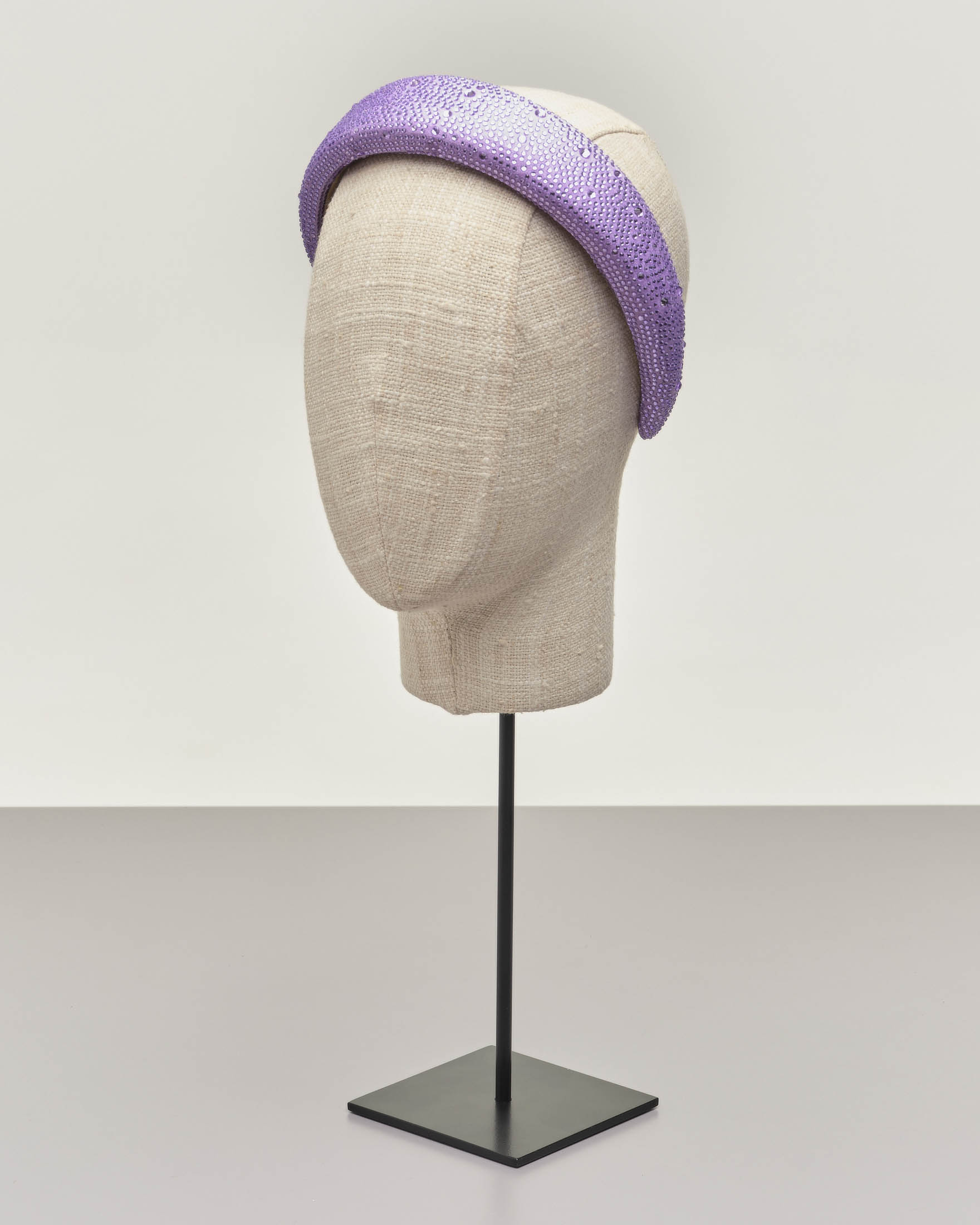 Maxi cerchietto lilla in raso con strass tono su tono