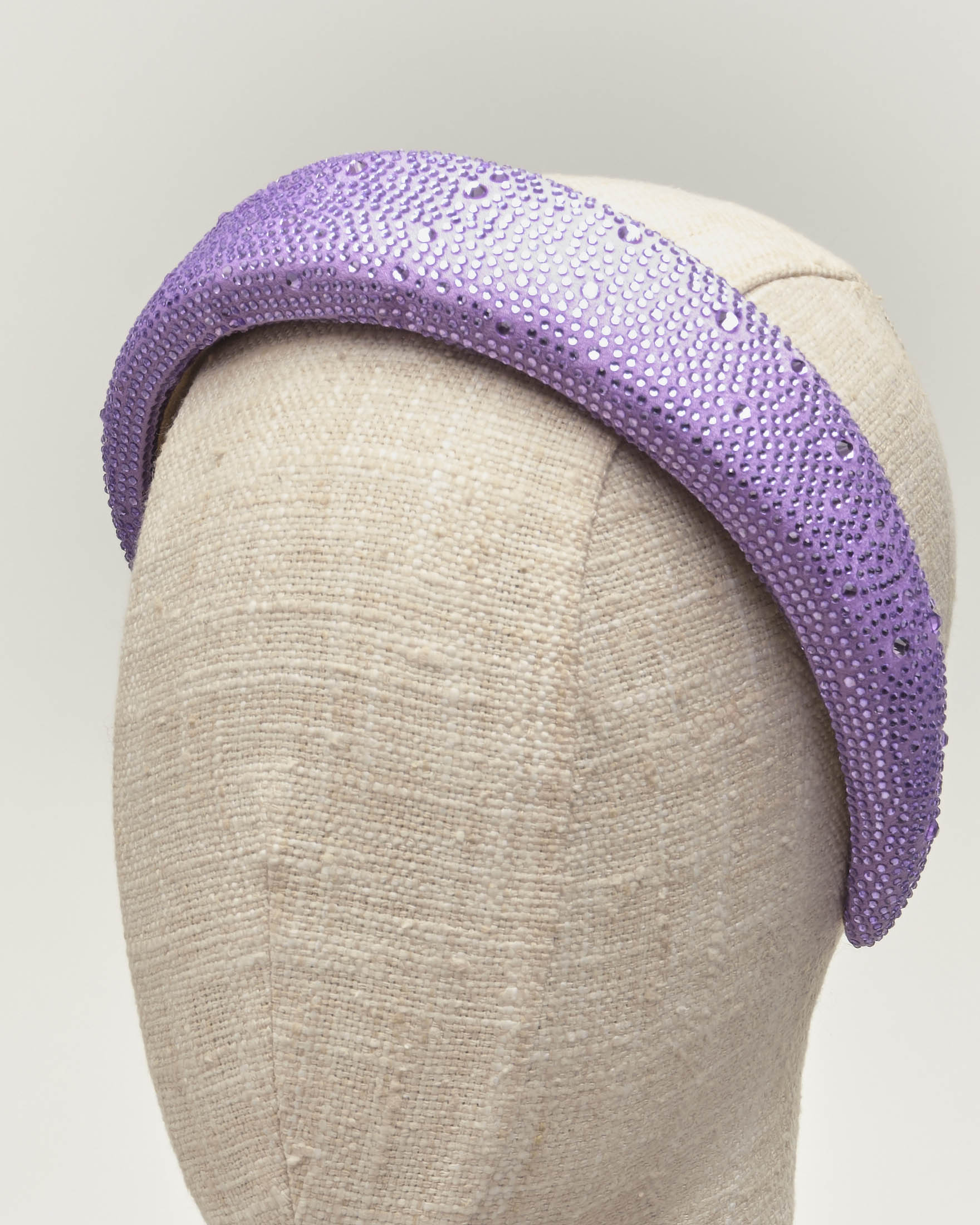 Maxi cerchietto lilla in raso con strass tono su tono image