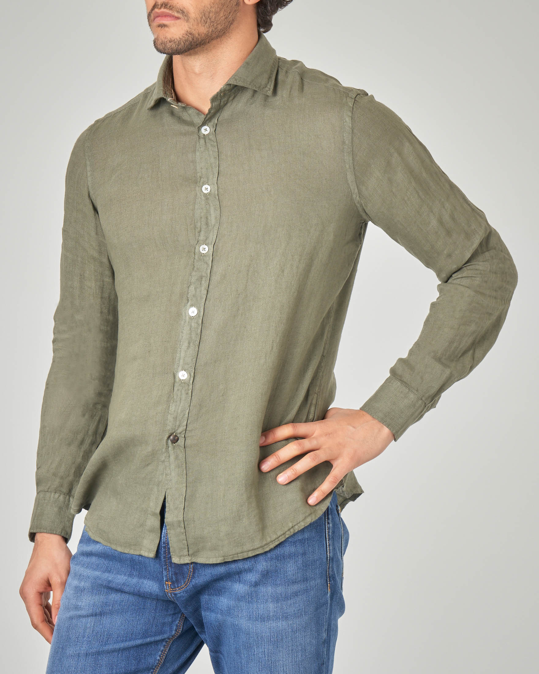 Camicia verde militare in puro lino con collo alla francese