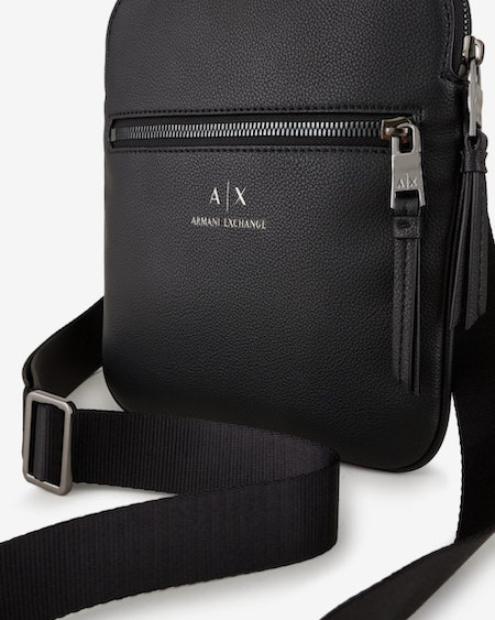 Borsa a tracolla Armani Exchange nera in similpelle martellata con tasca a parete esterna