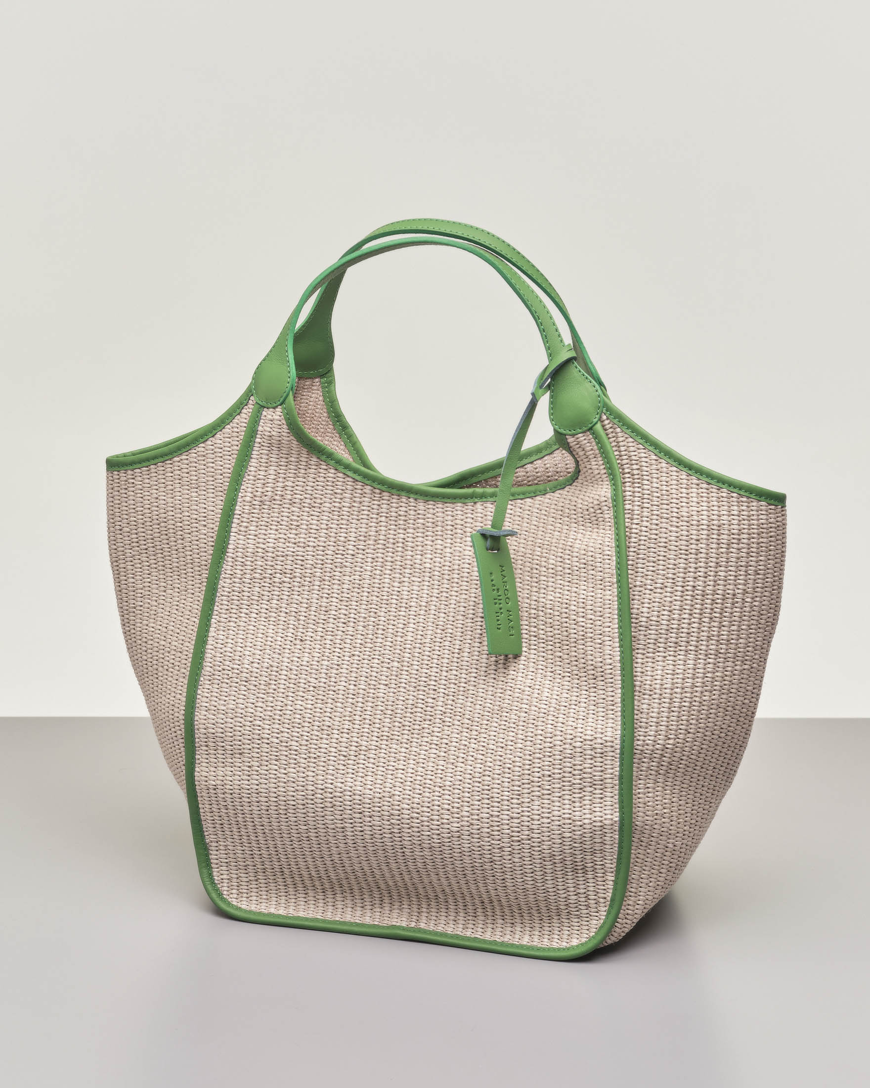 Borsa a spalla in raffia color ecrù con profili in pelle verde misura media