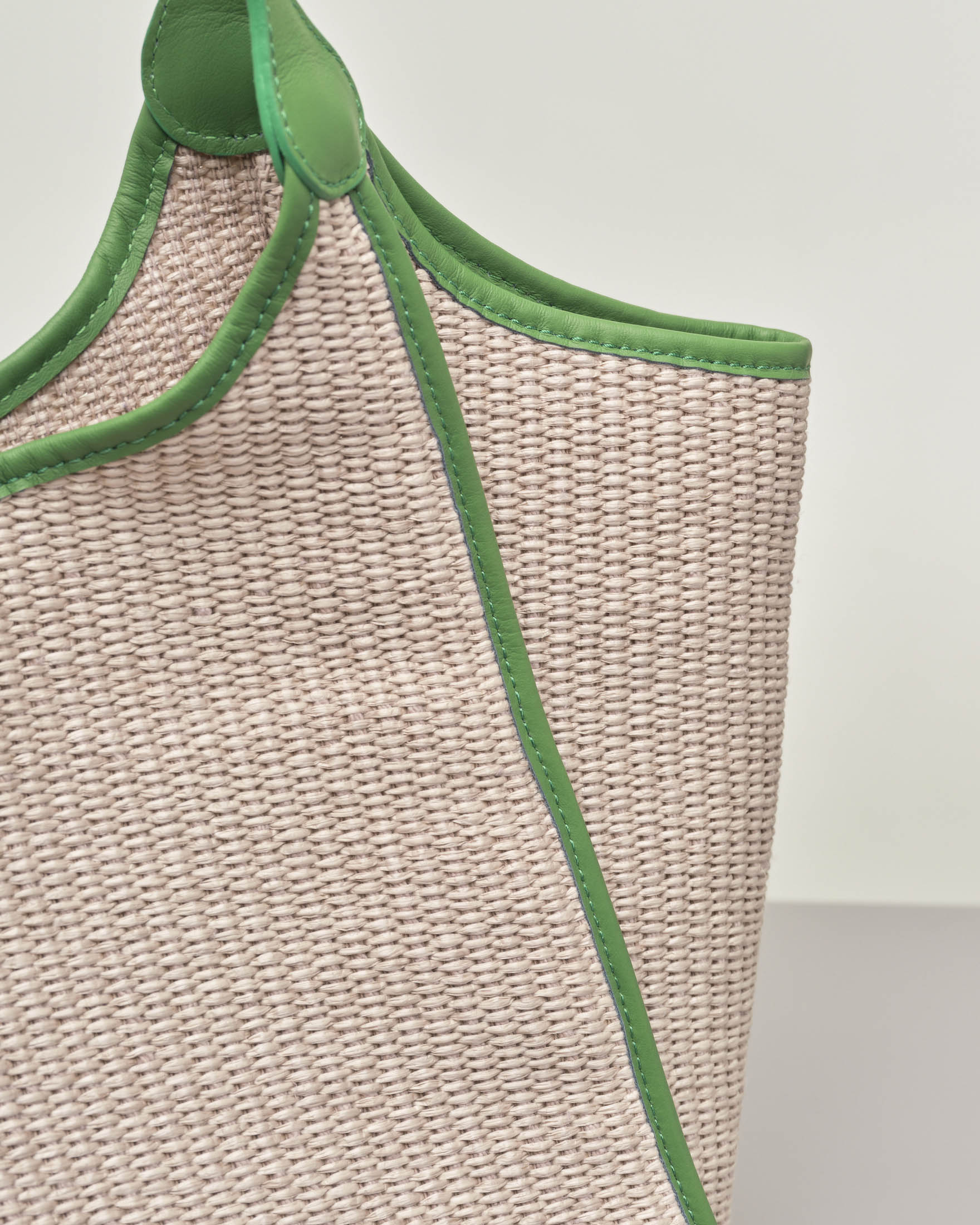 Borsa a spalla in raffia Marco Masi color ecrù con profili in pelle verde misura media image