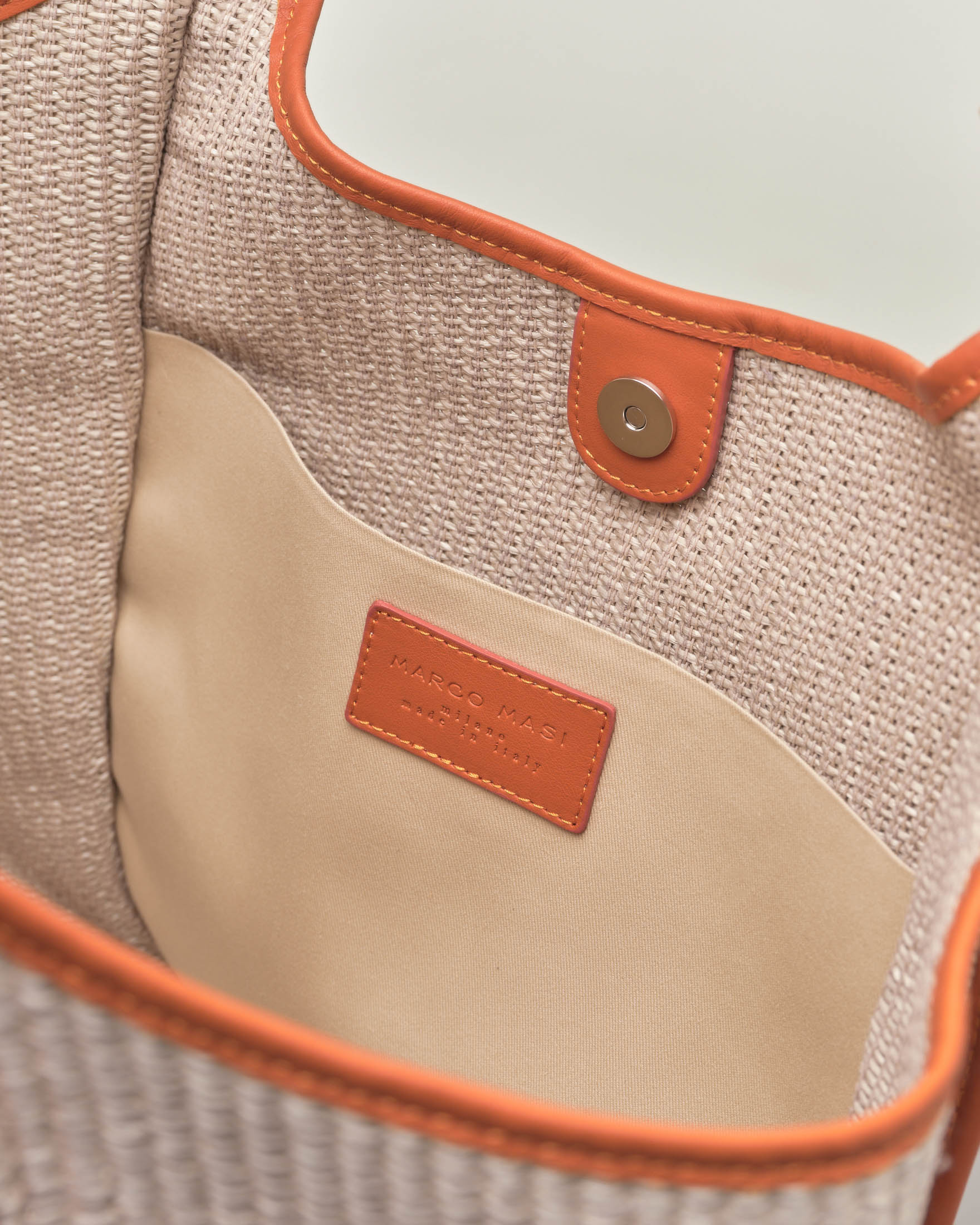 Borsa a spalla in raffia color ecrù con profili in pelle arancione misura media