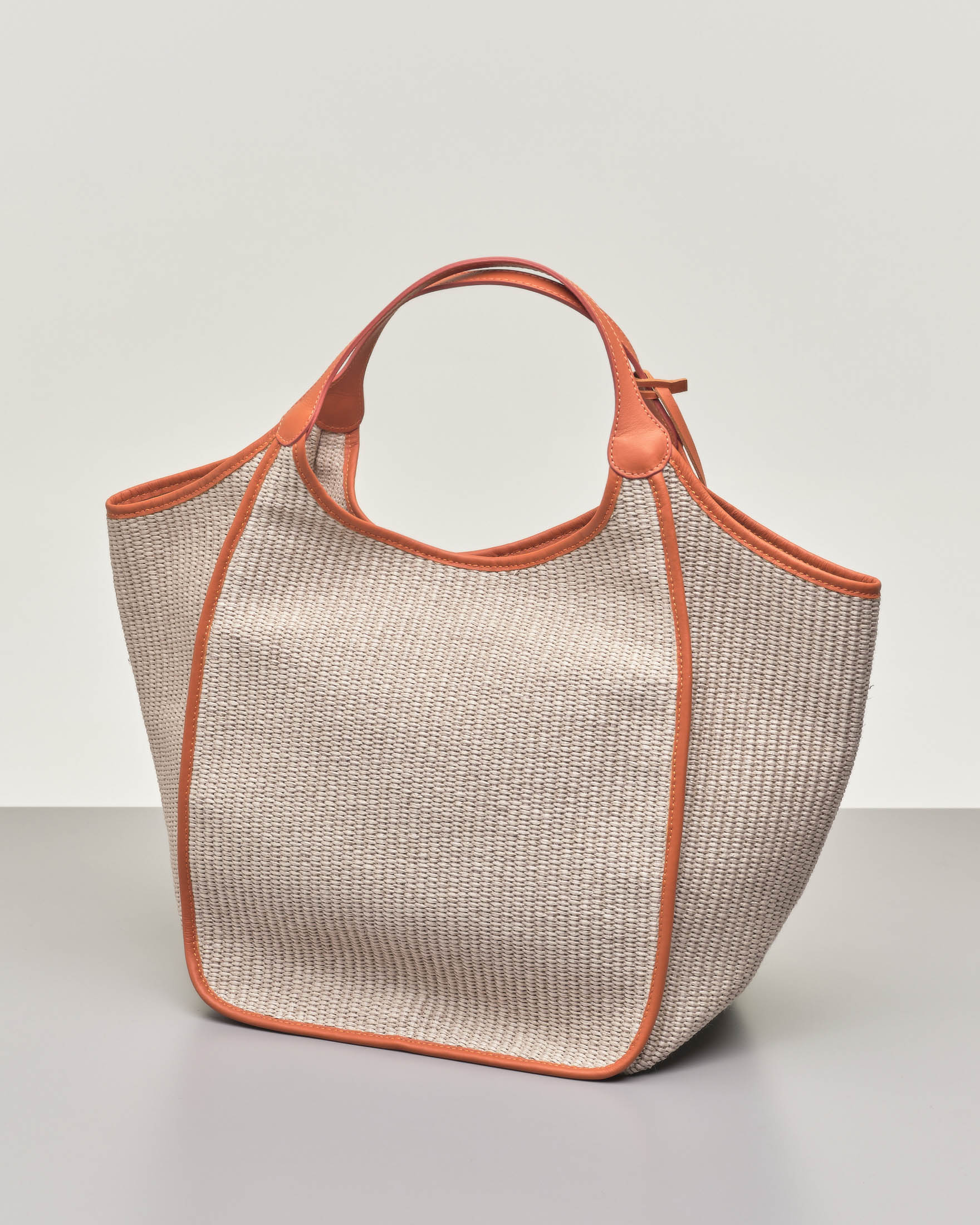 Borsa a spalla in raffia color ecrù con profili in pelle arancione misura media