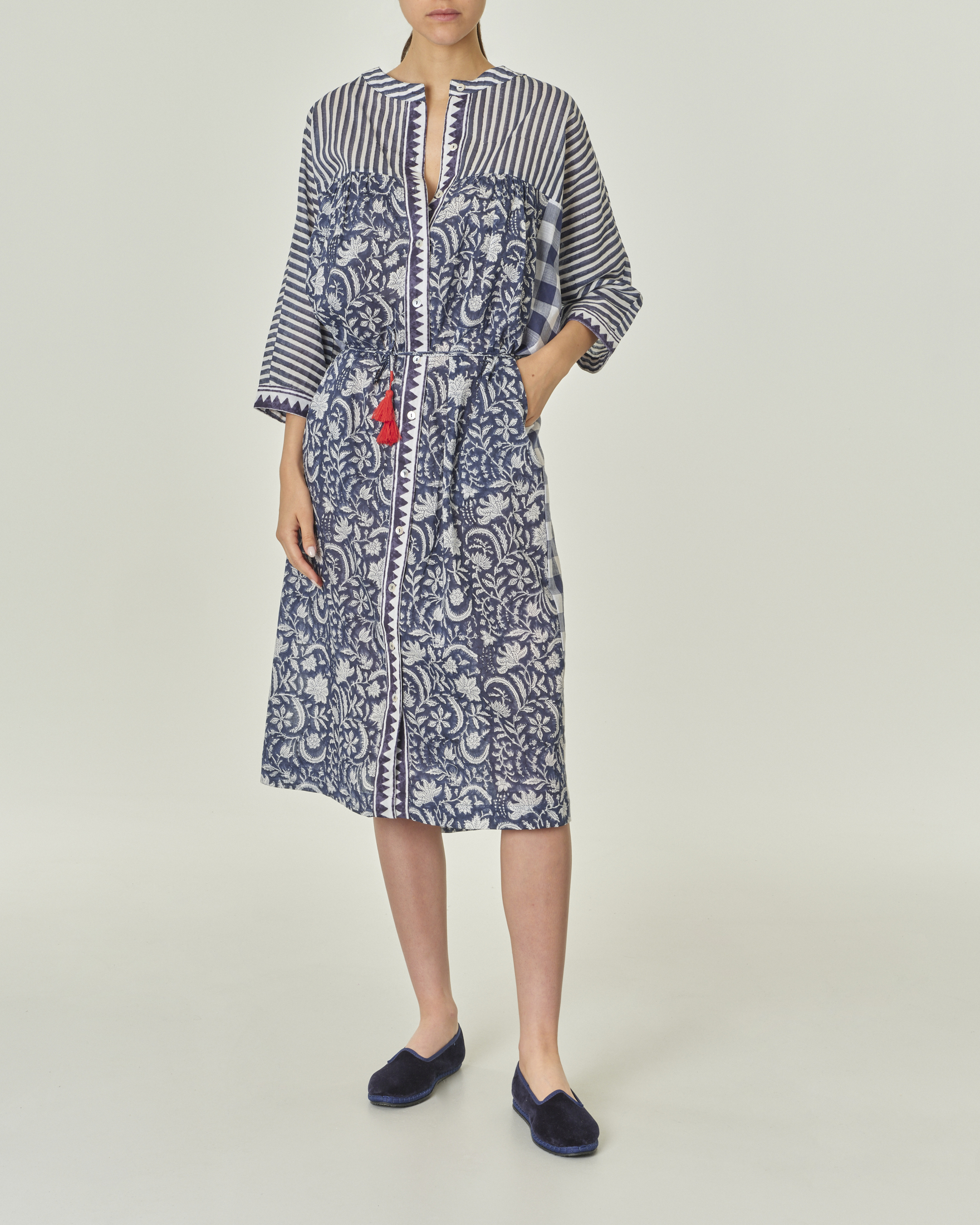 Abito chemisier avio e bianco in puro cotone a fantasia con colletto alla coreane e cordino annodabile in vita