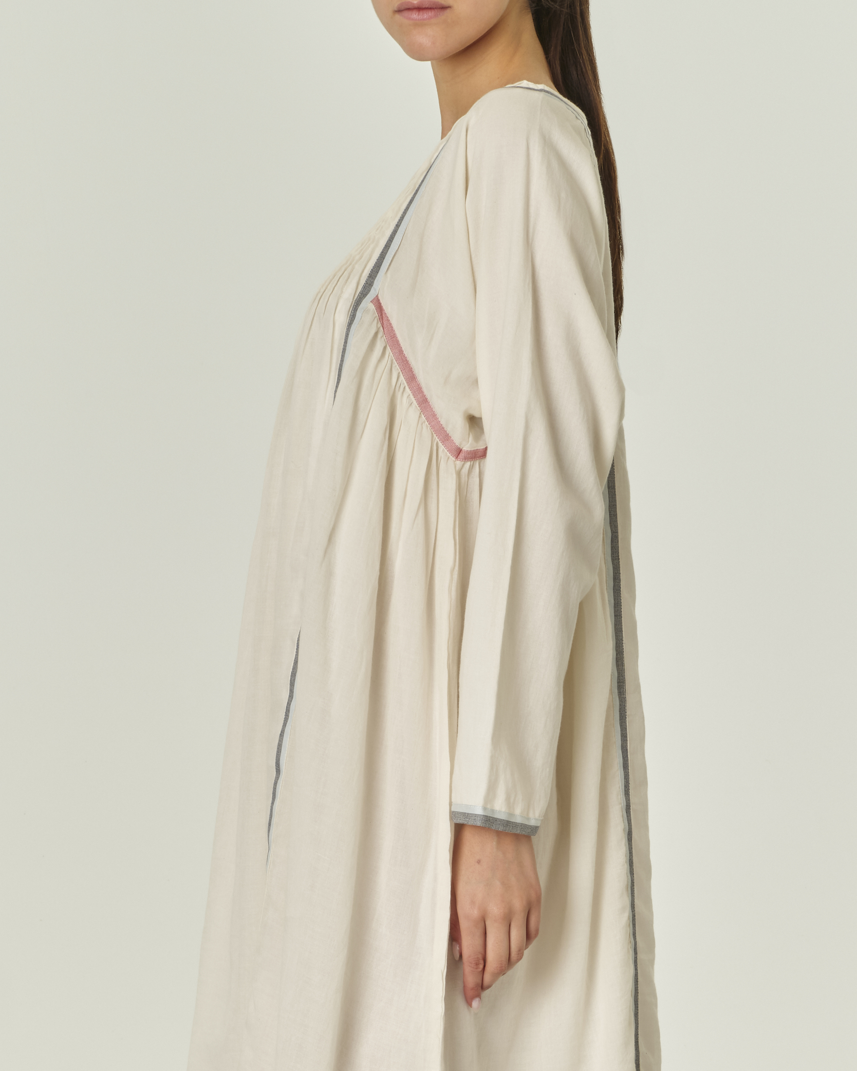 Abito midi avorio in garza di puro cotone con pieghine sullo scollo e profili rossi e blu a contrasto image