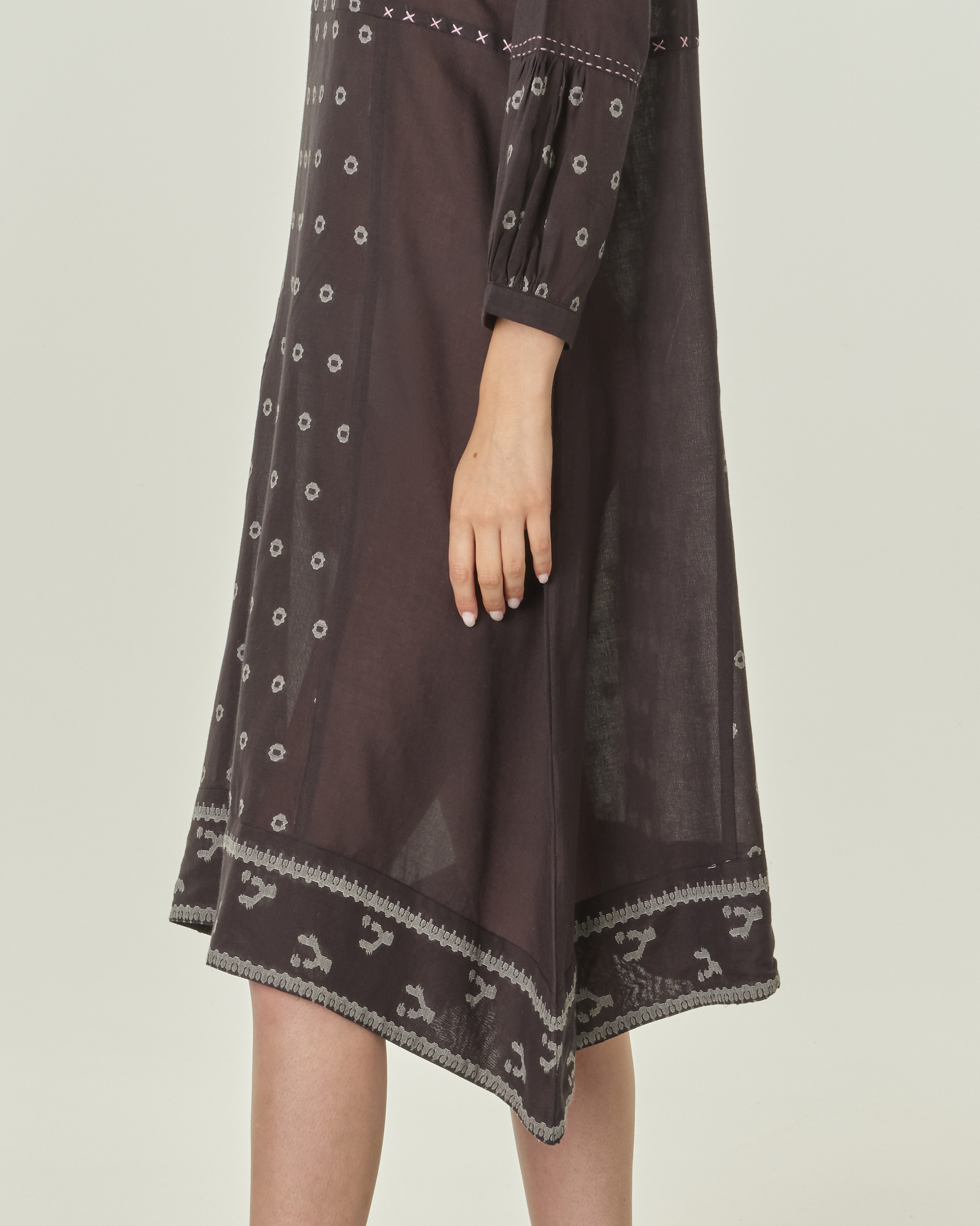 Abito midi nero semitrasparente in puro cotone a fantasia cerchi a contrasto ricamati image