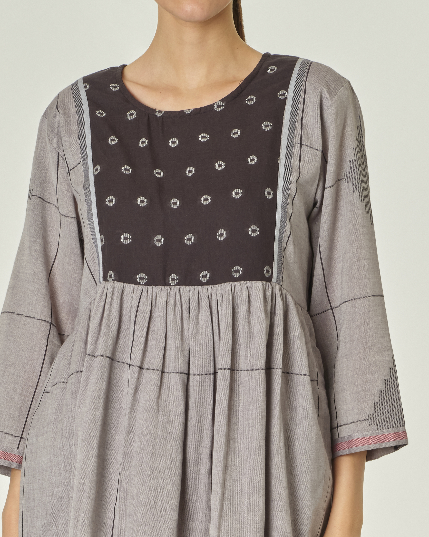 Abito midi grigio in puro cotone a quadri bianchi con davantino nero a contrasto con cerchi ricamati image