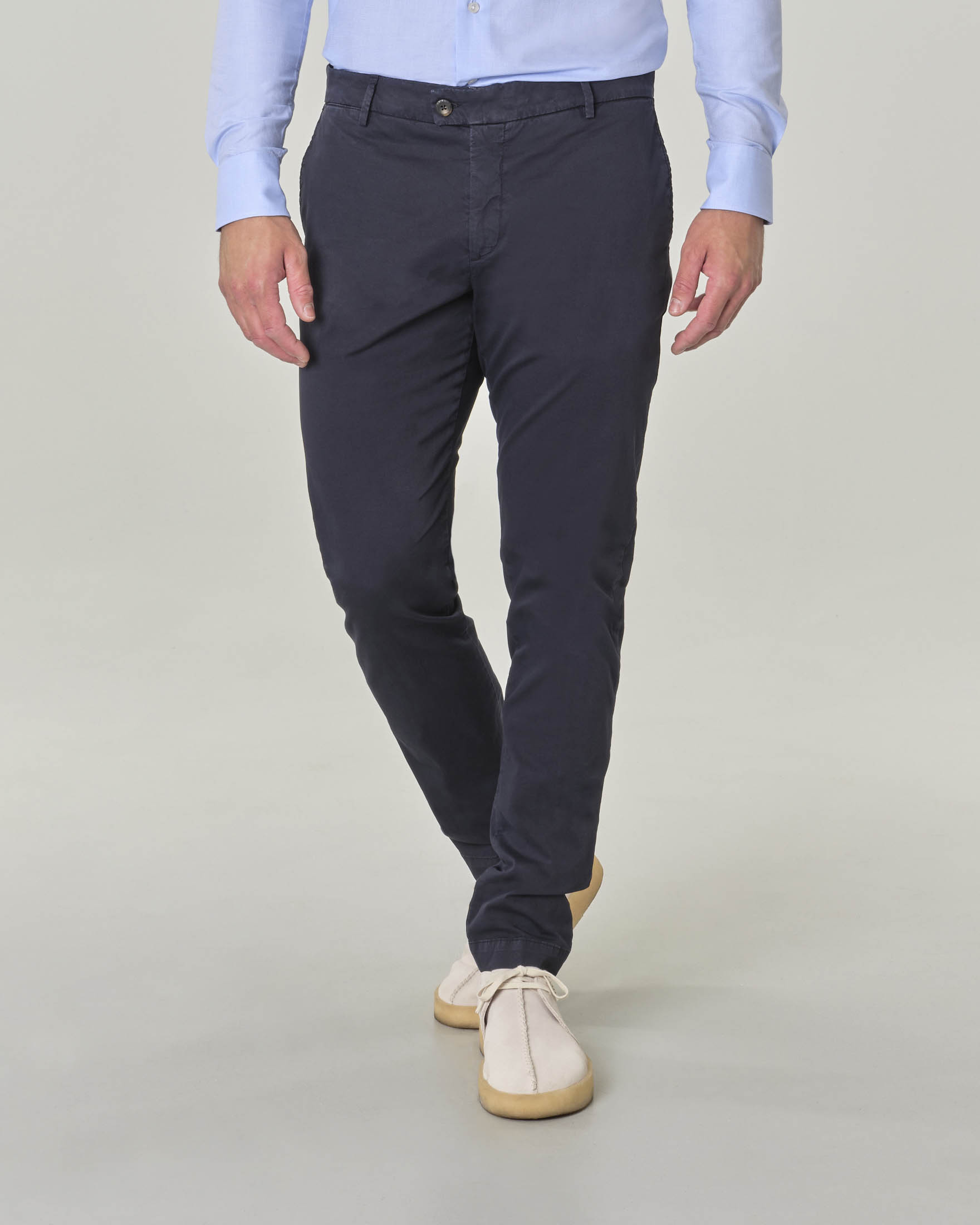 Pantaloni chino blu in tessuto cover di cotone stretch leggero