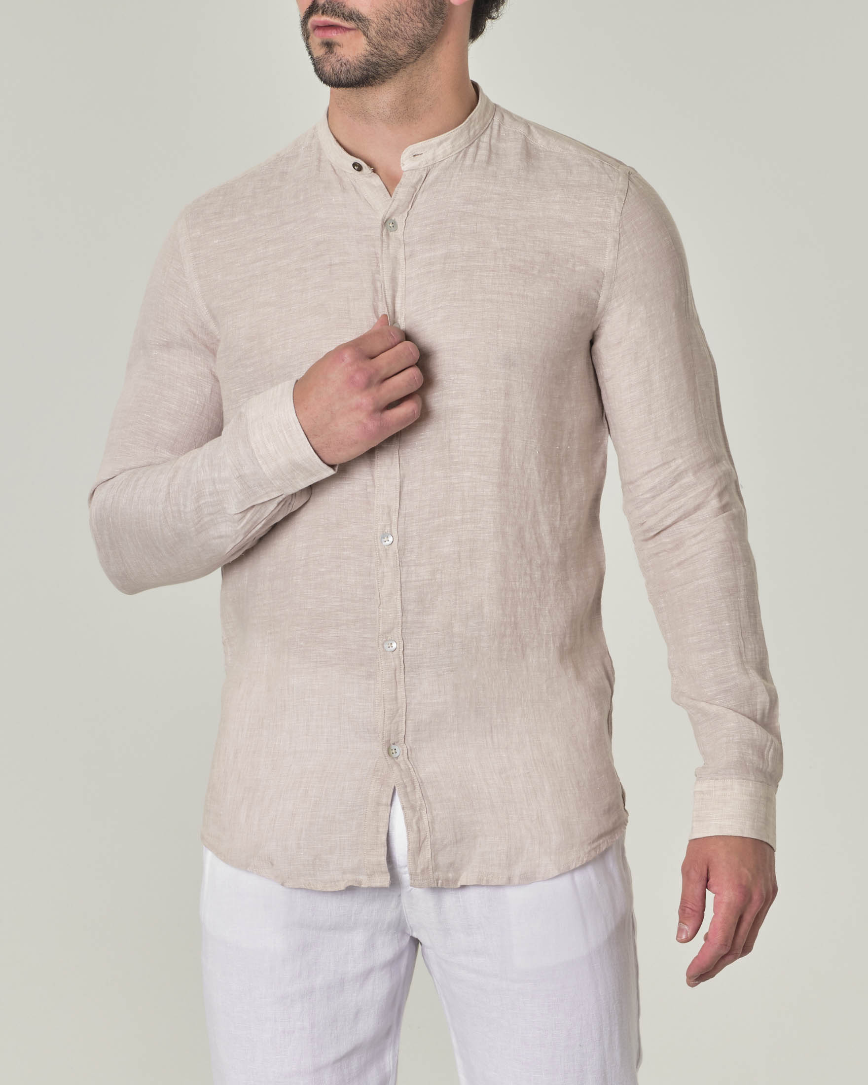 Camicia beige con colletto alla coreana in puro lino tinto filo