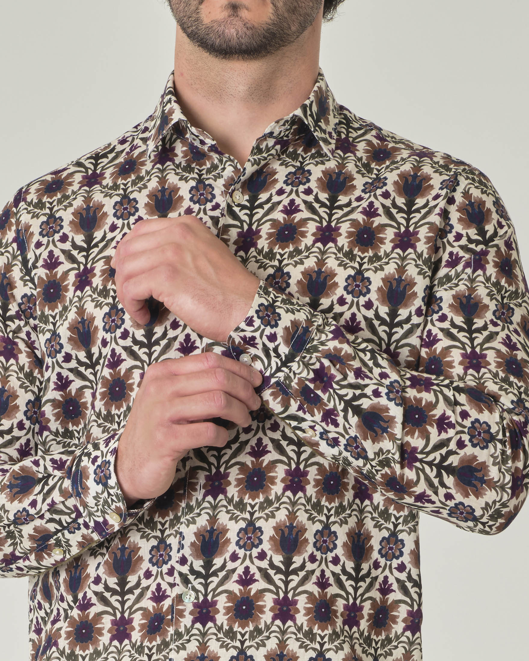 Camicia elegante nera a fantasia floreale multicolore con bottoni