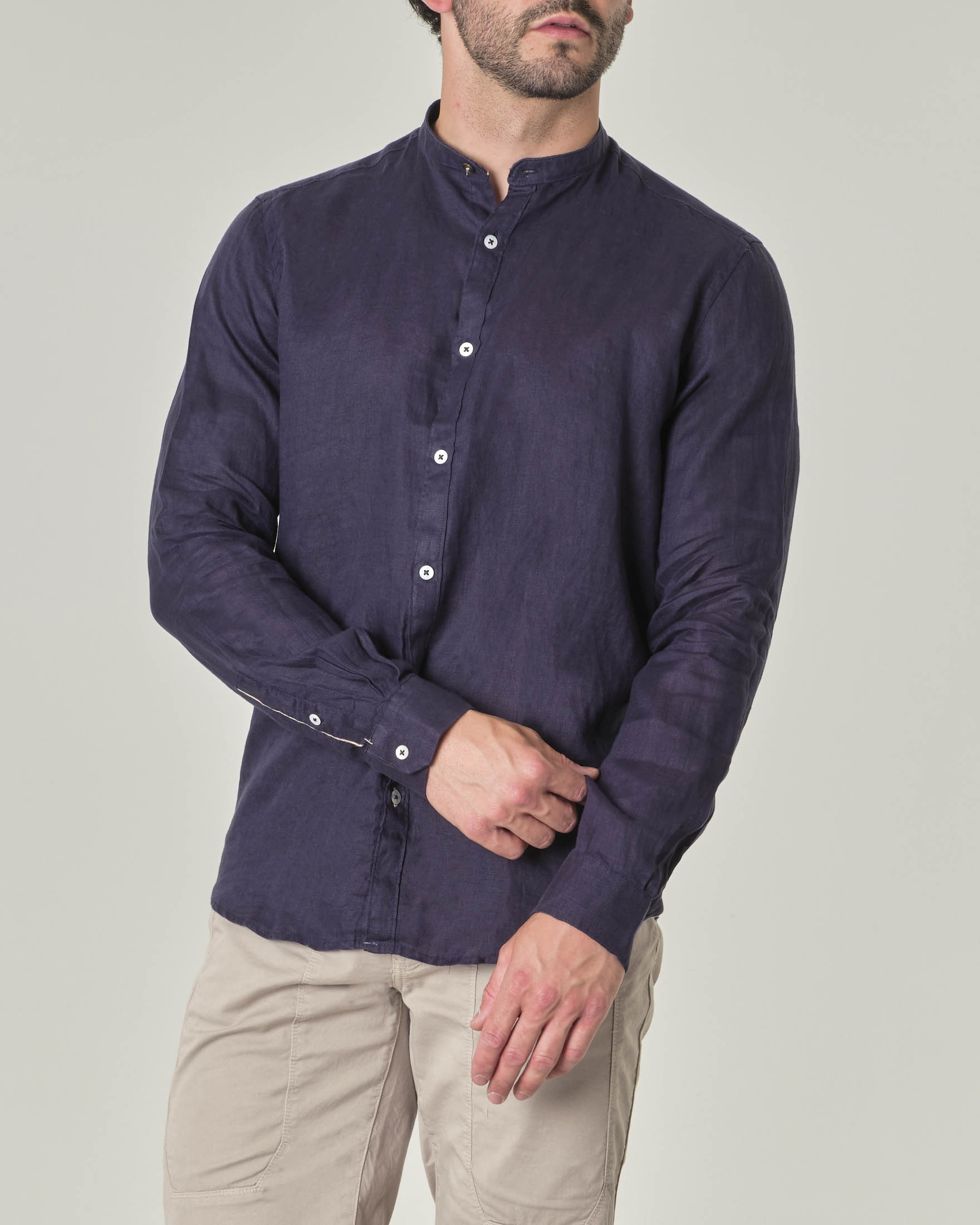 Camicia con colletto alla coreana blu navy in puro lino tinta unita