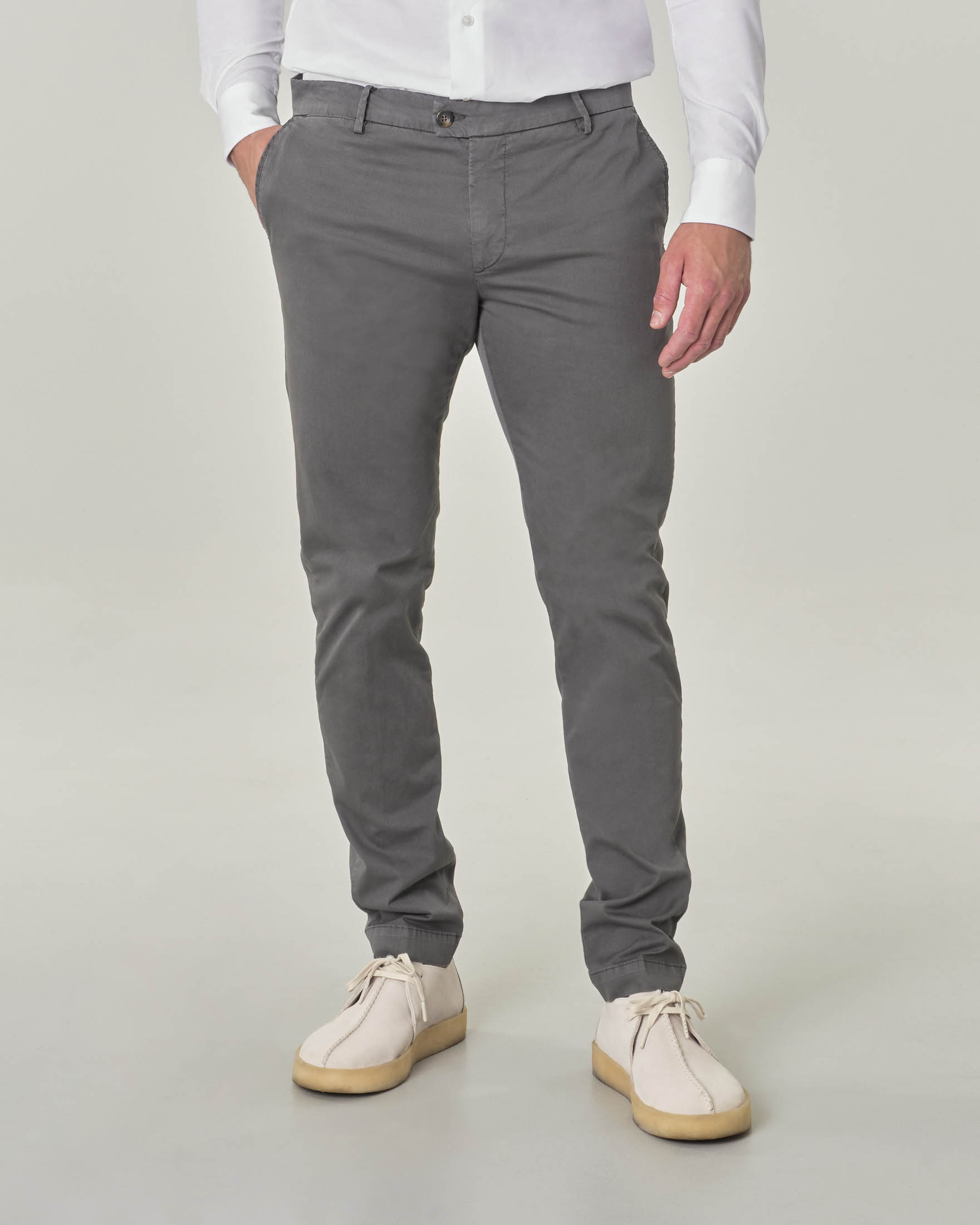 Pantaloni chino grigio scuro in tessuto cover di cotone stretch leggero