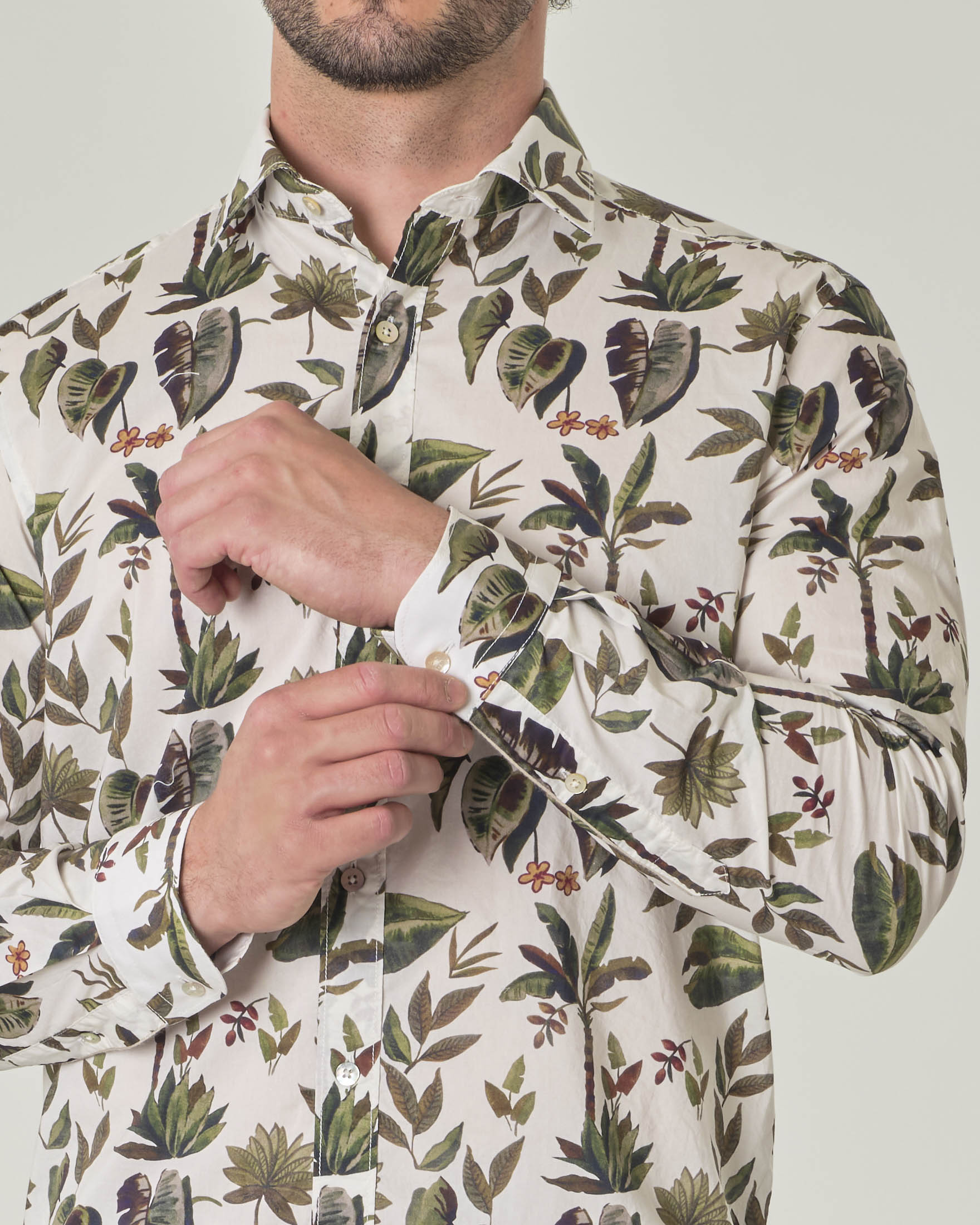 Camicia color ecrù in mussola di cotone a fantasia tropicale verde militare con colletto alla francese image