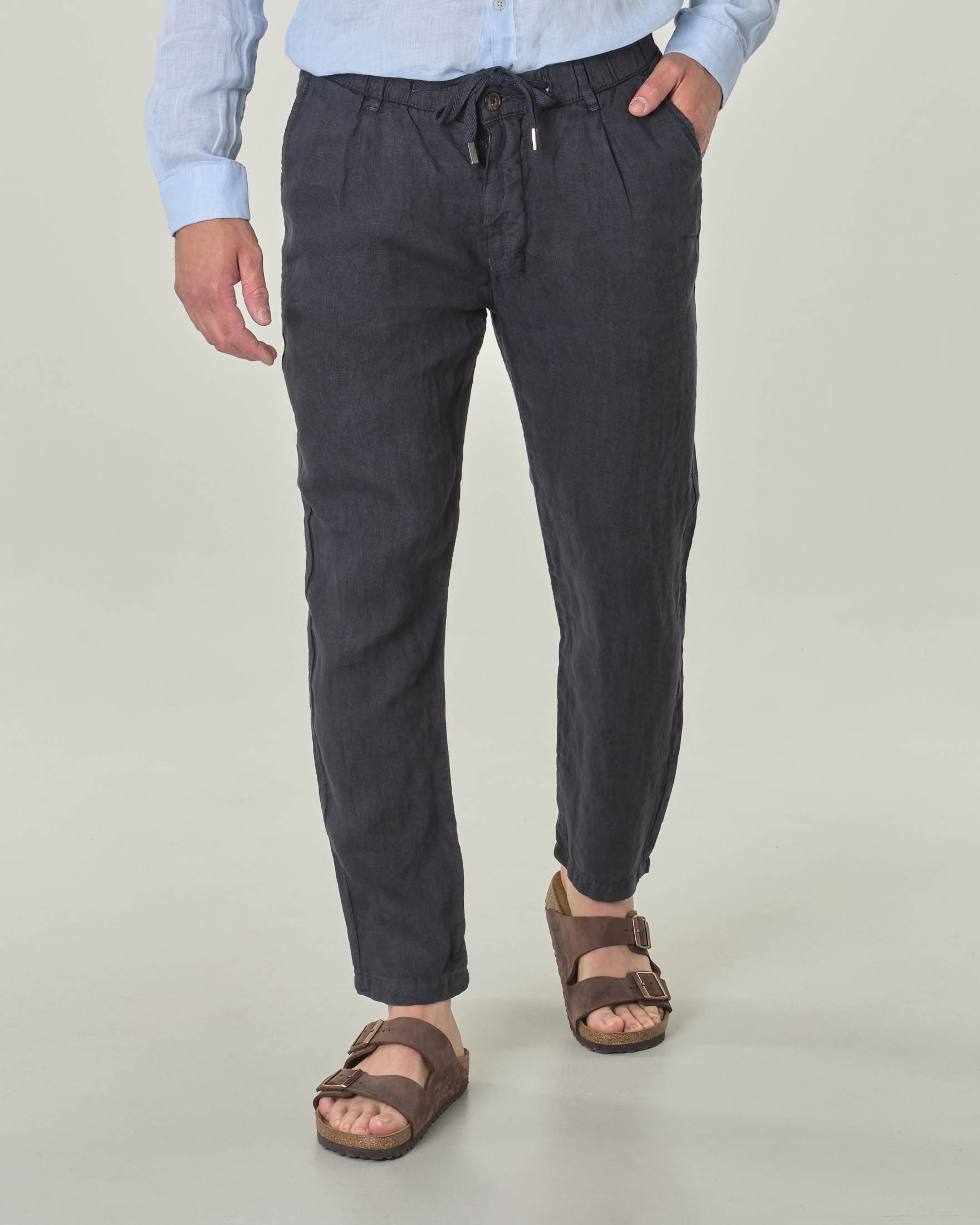 Pantalaccio blu navy in puro lino carrot fit con pinces in vita