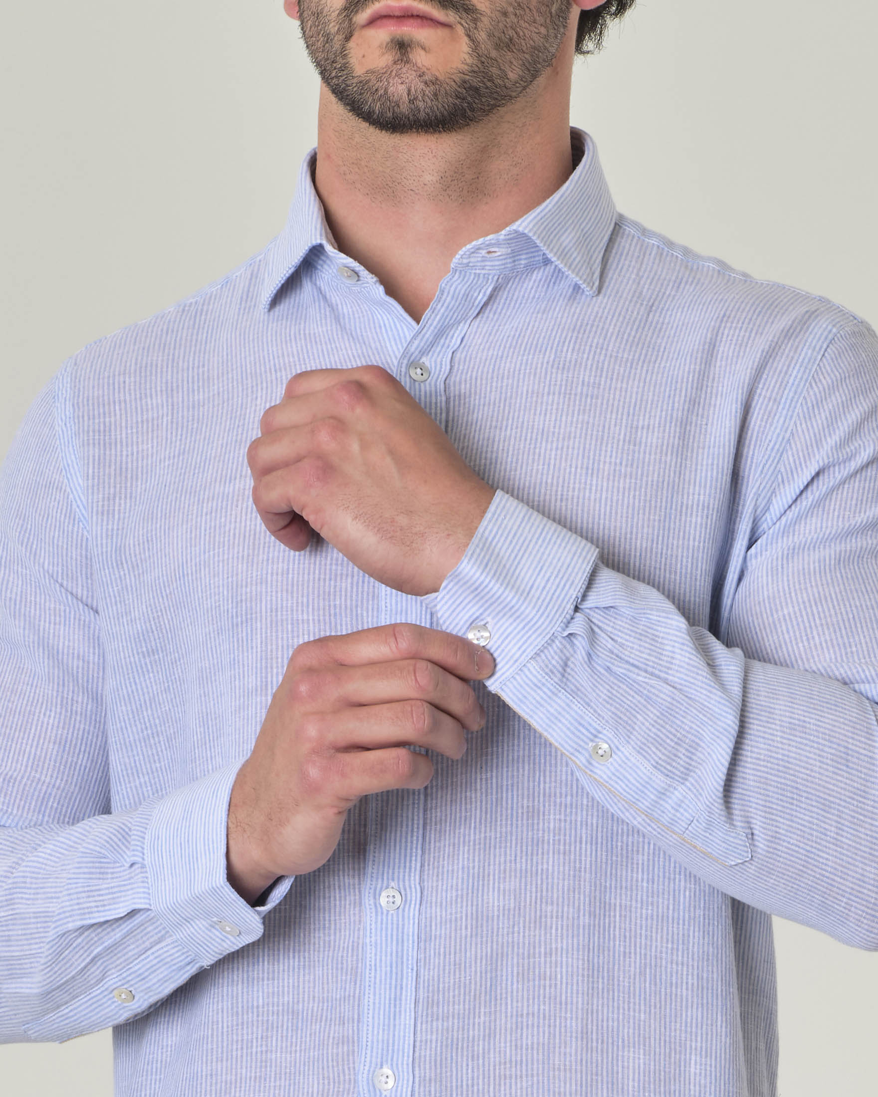 Camicia a micro righe azzurre e bianche in cotone e lino con colletto alla francese image
