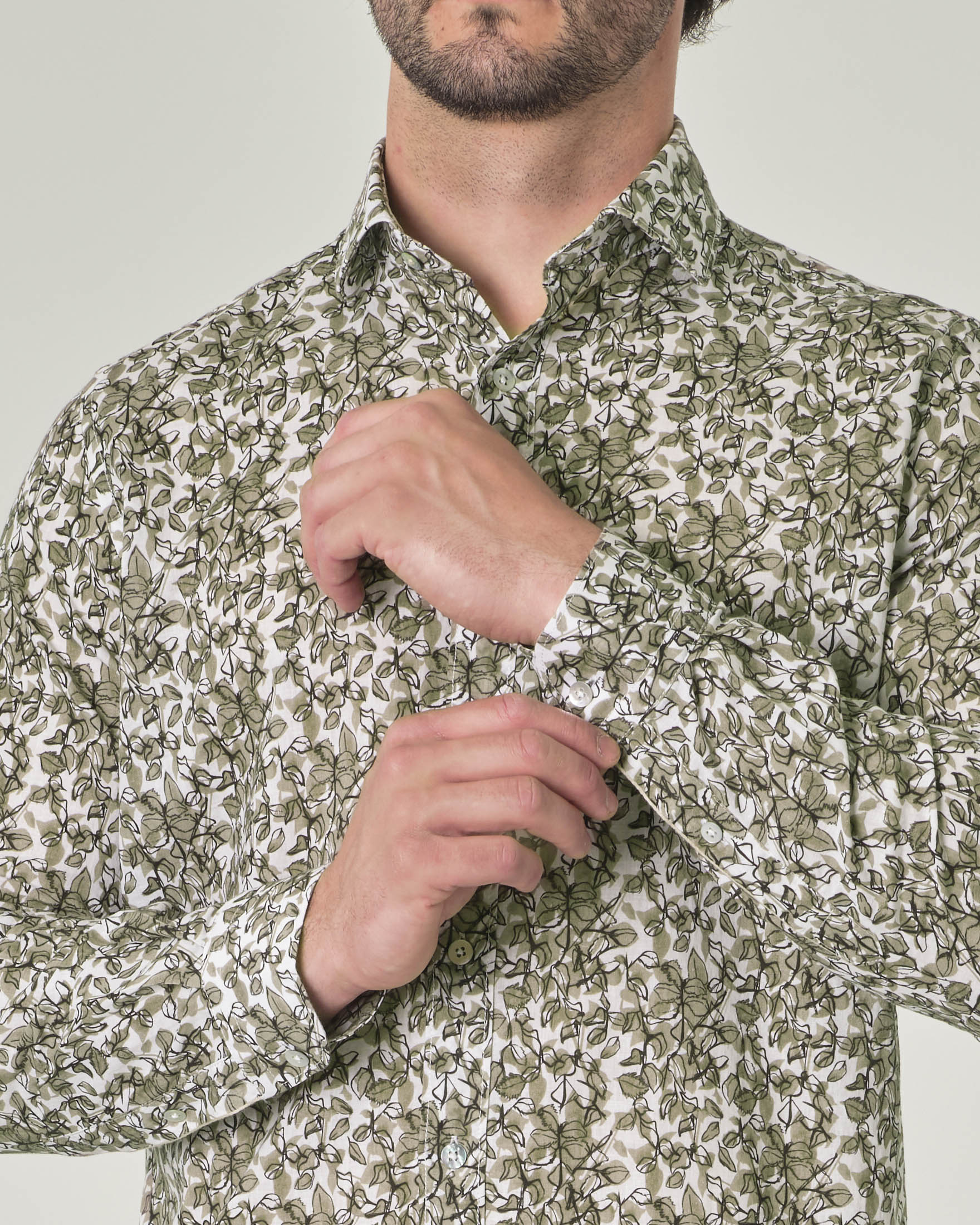 Camicia bianca in lino e cotone a fantasia foliage militare con colletto alla francese image