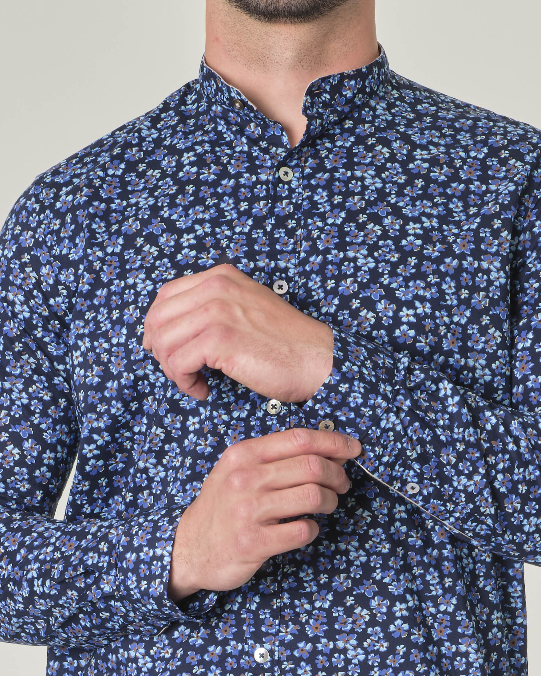 Camicia blu in mussola di puro cotone a fiori azzurri con colletto alla coreana image