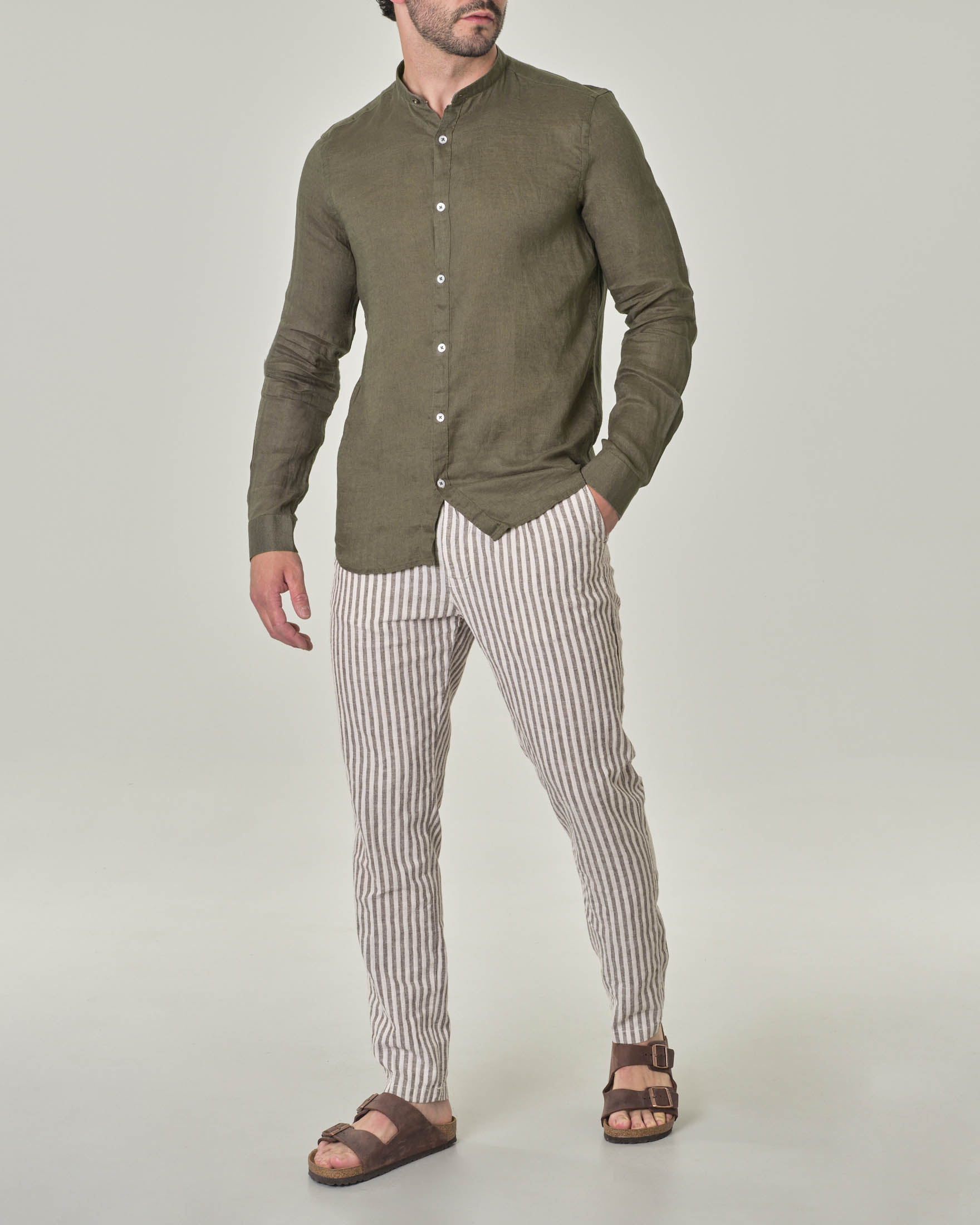 Camicia con colletto alla coreana verde militare in puro lino tinta unita