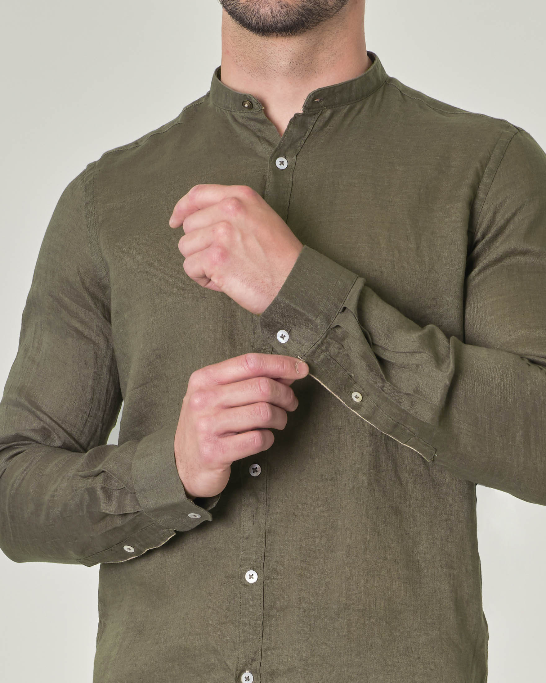 Camicia Alley Docks con colletto alla coreana verde militare in puro lino tinta unita image