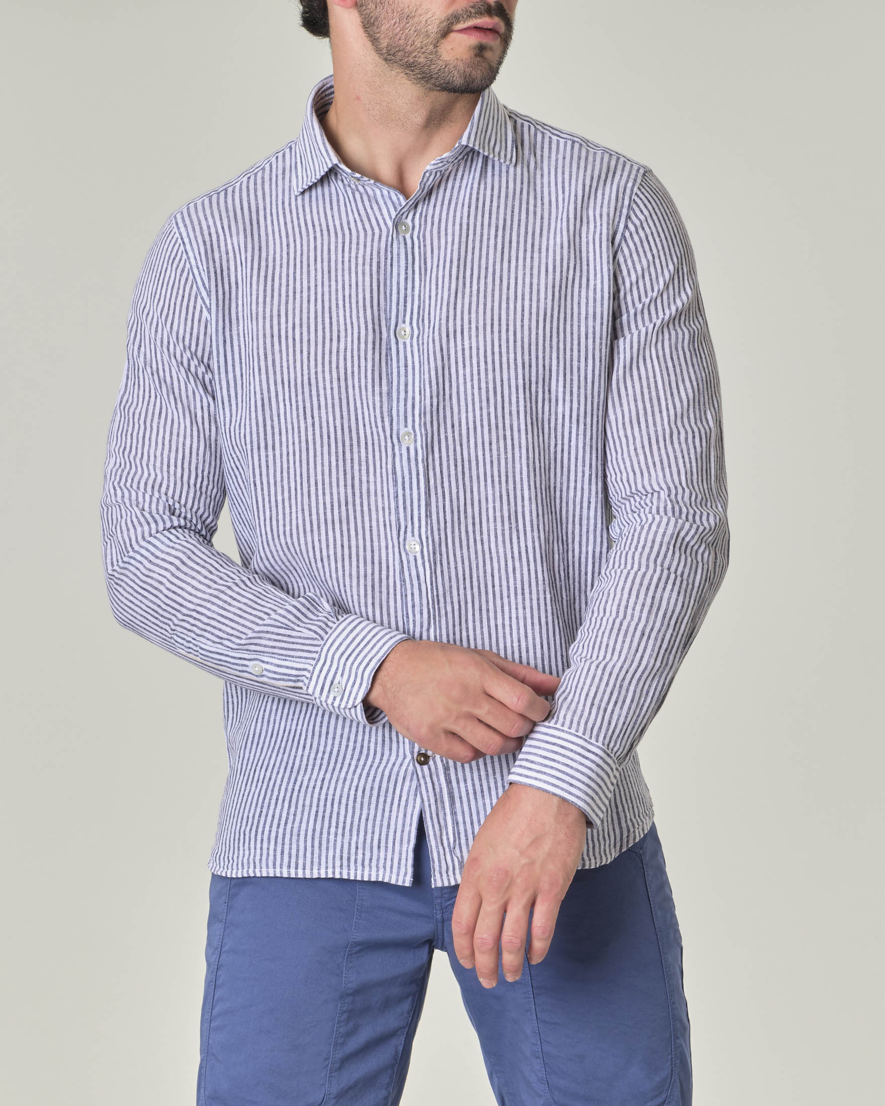 Camicia bastoncino bianca e blu a righe sottili in cotone e lino con colletto alla francese