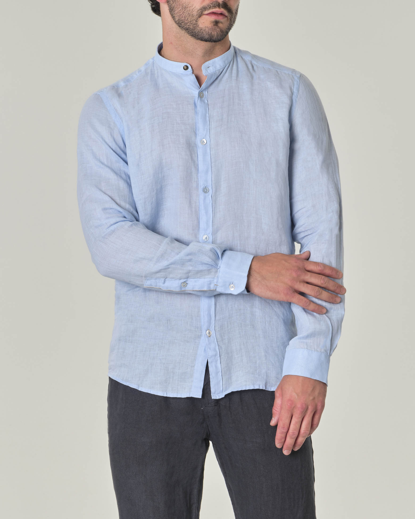 Camicia con colletto alla coreana azzurra in puro lino tinta unita