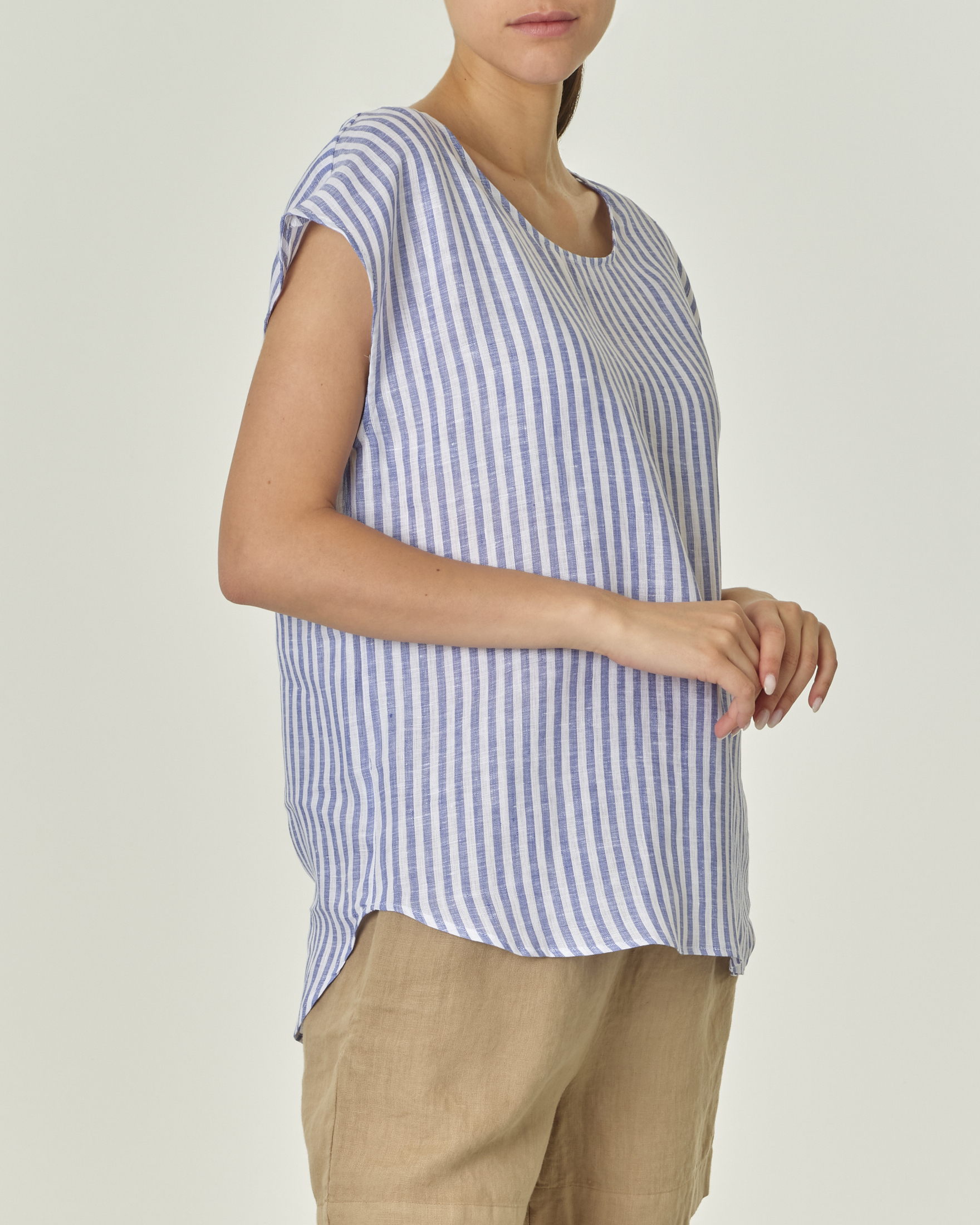 Blusa bianca in lino a righe verticali azzurre con maniche corte ad aletta image