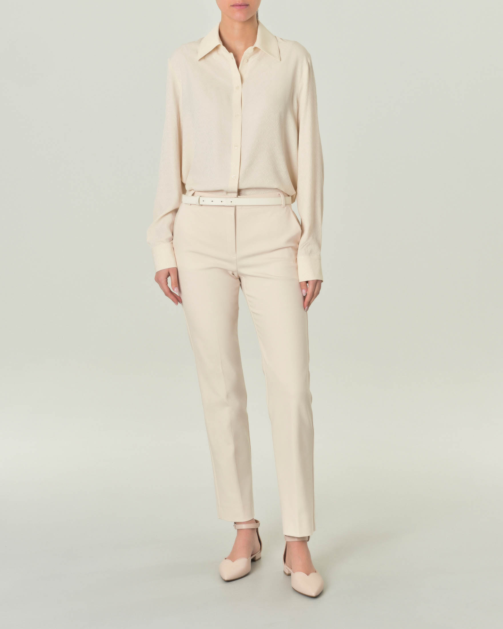 Pantaloni color latte in tessuto di misto cotone stretch con piega stirata fronte e retro