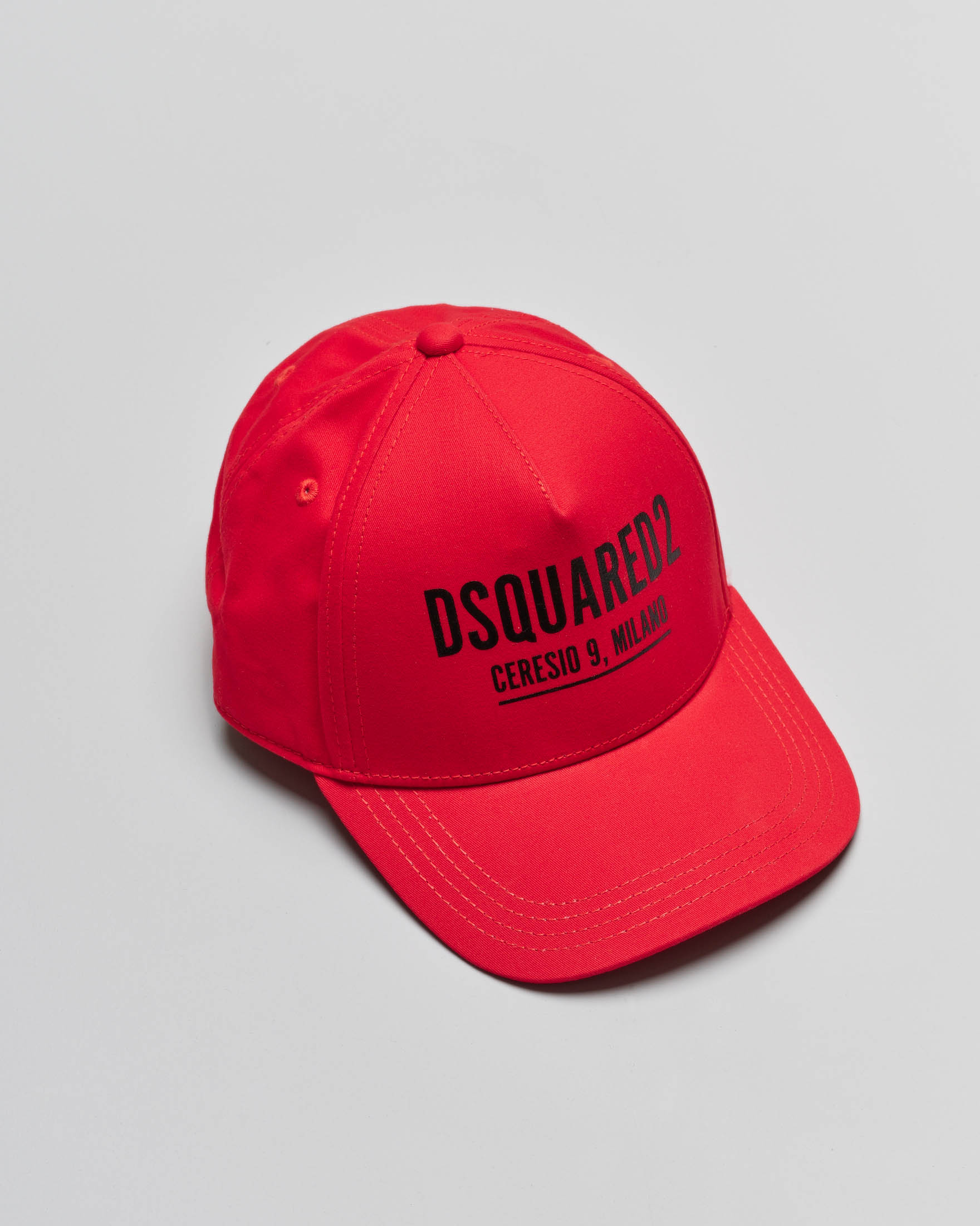 Berretto rosso con frontino e logo stampato