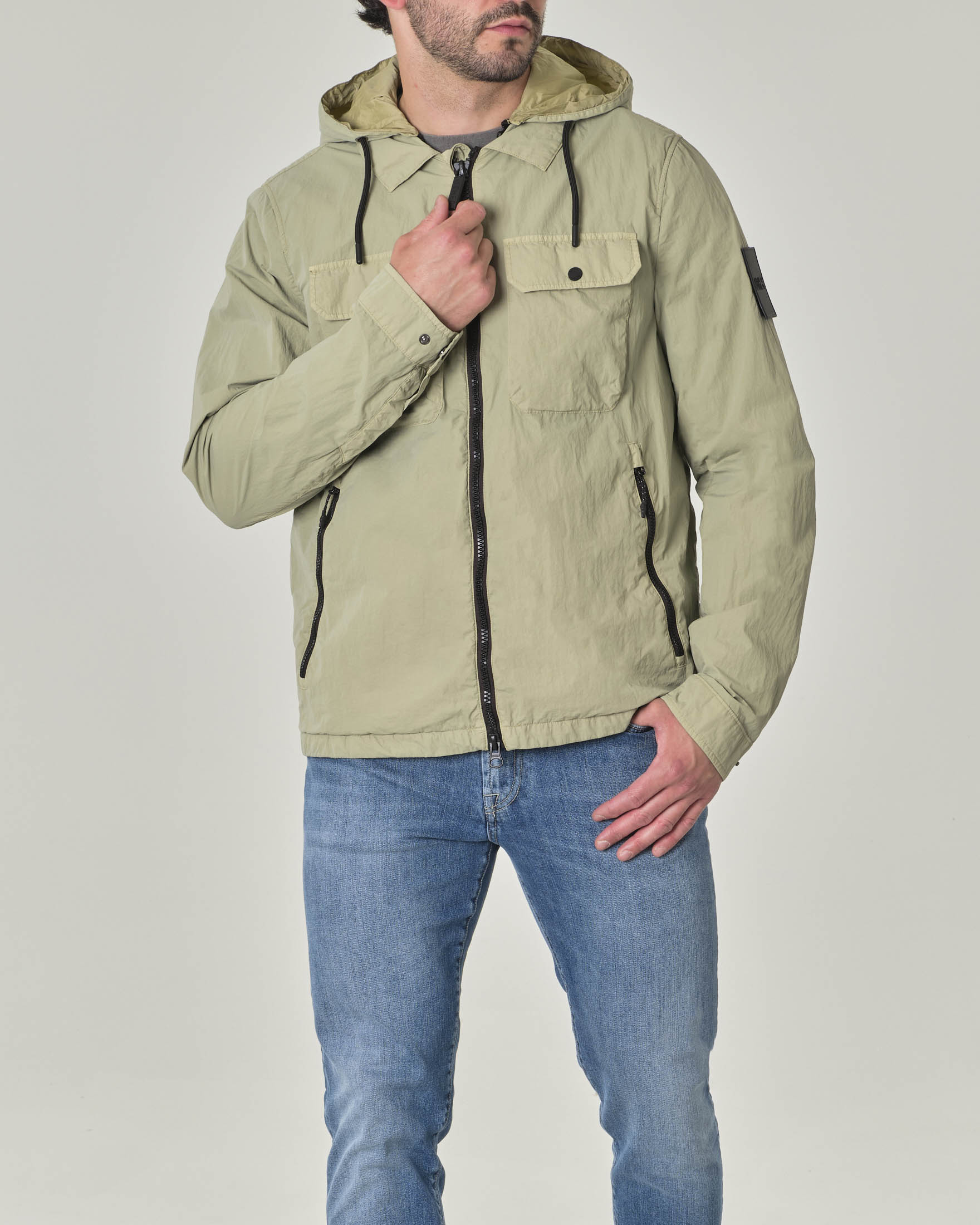 Giacca a vento verde salvia in nylon crinkle con colletto a camicia e cappuccio removibile