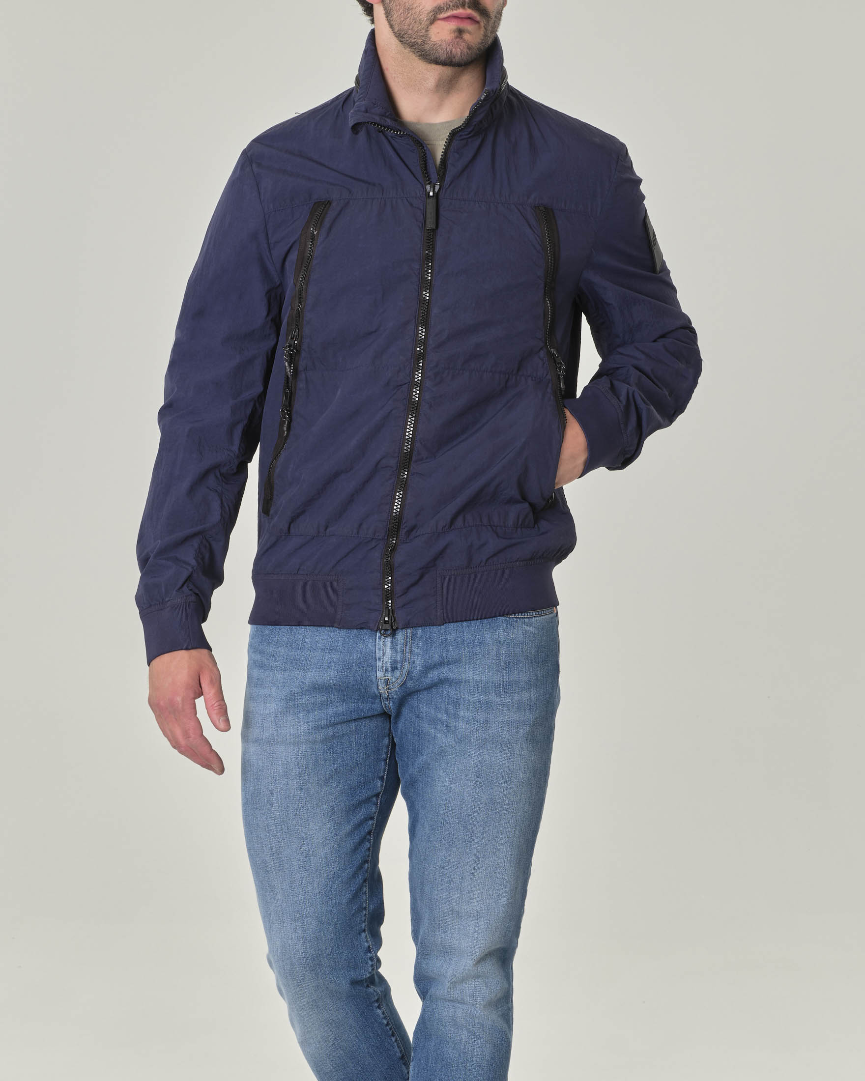 Giubbino blu in nylon crinkle con ampie tasche oblique con doppio cursore e cappuccio estraibile